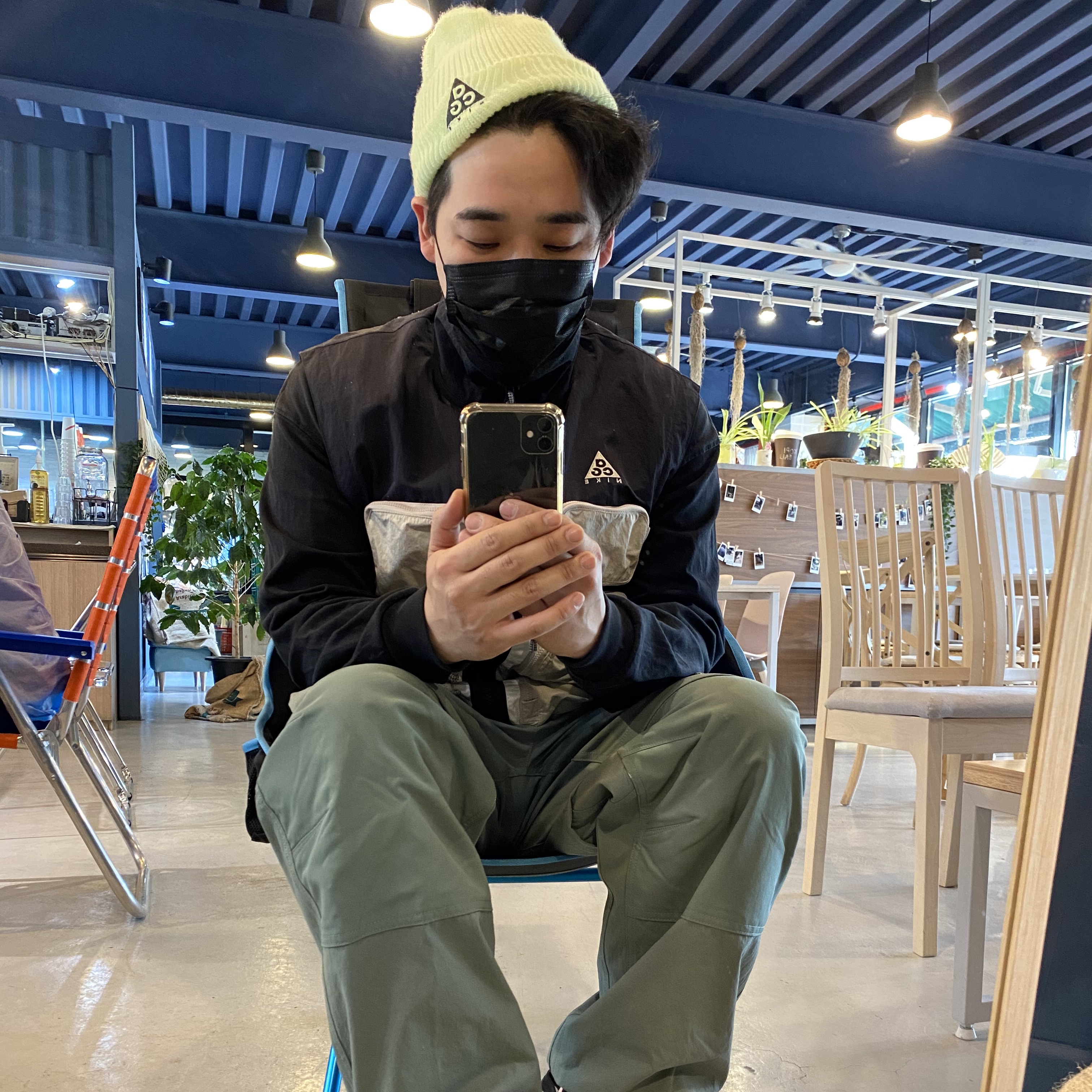 Nike ACG Utility Vest Black Summit White - Asia, Nike ACG Smith Summit Cargo Pants Clay Green - Asia 착용 스타일 - 2
