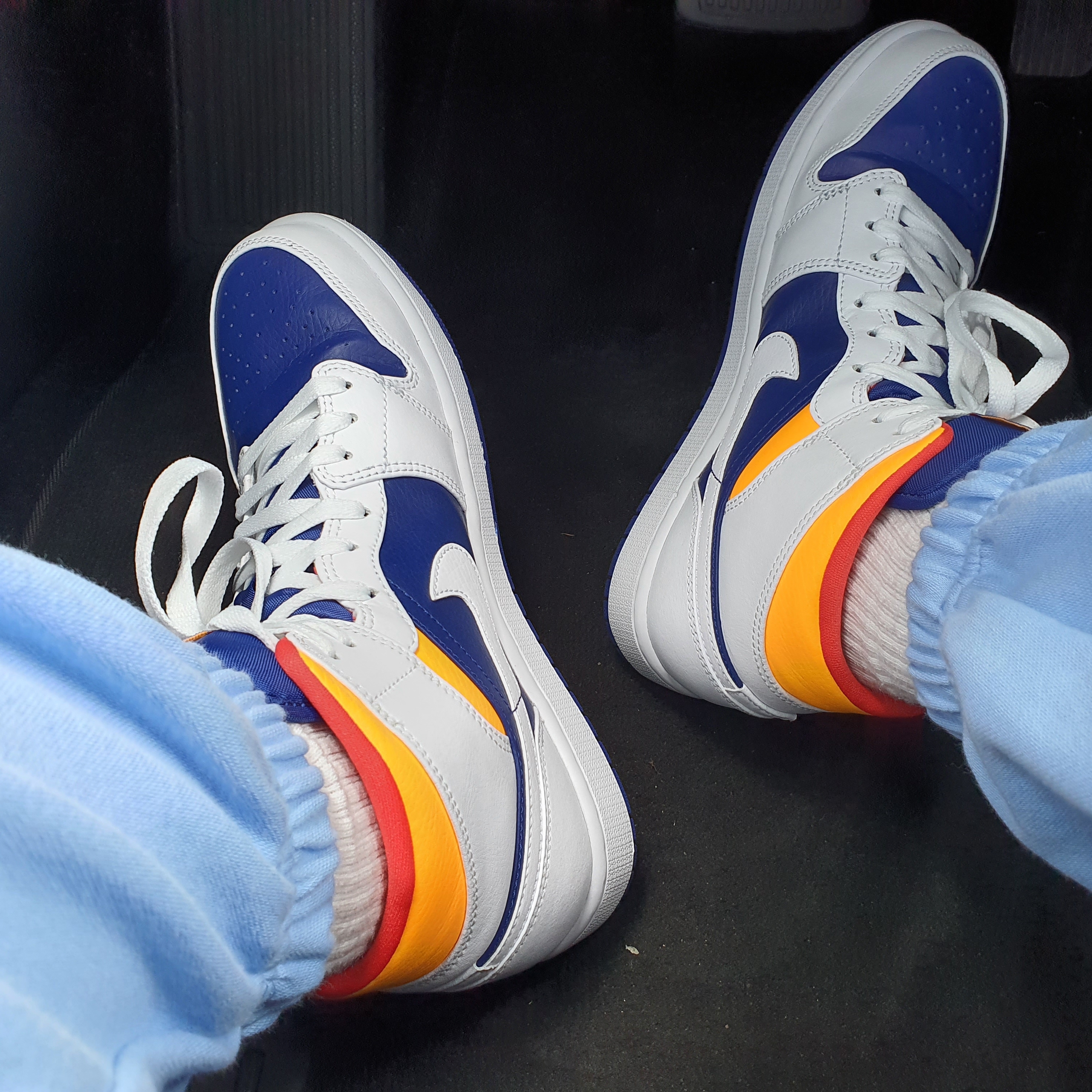 Jordan 1 Mid Deep Royal Blue Laser Orange 착용 스타일 - 1