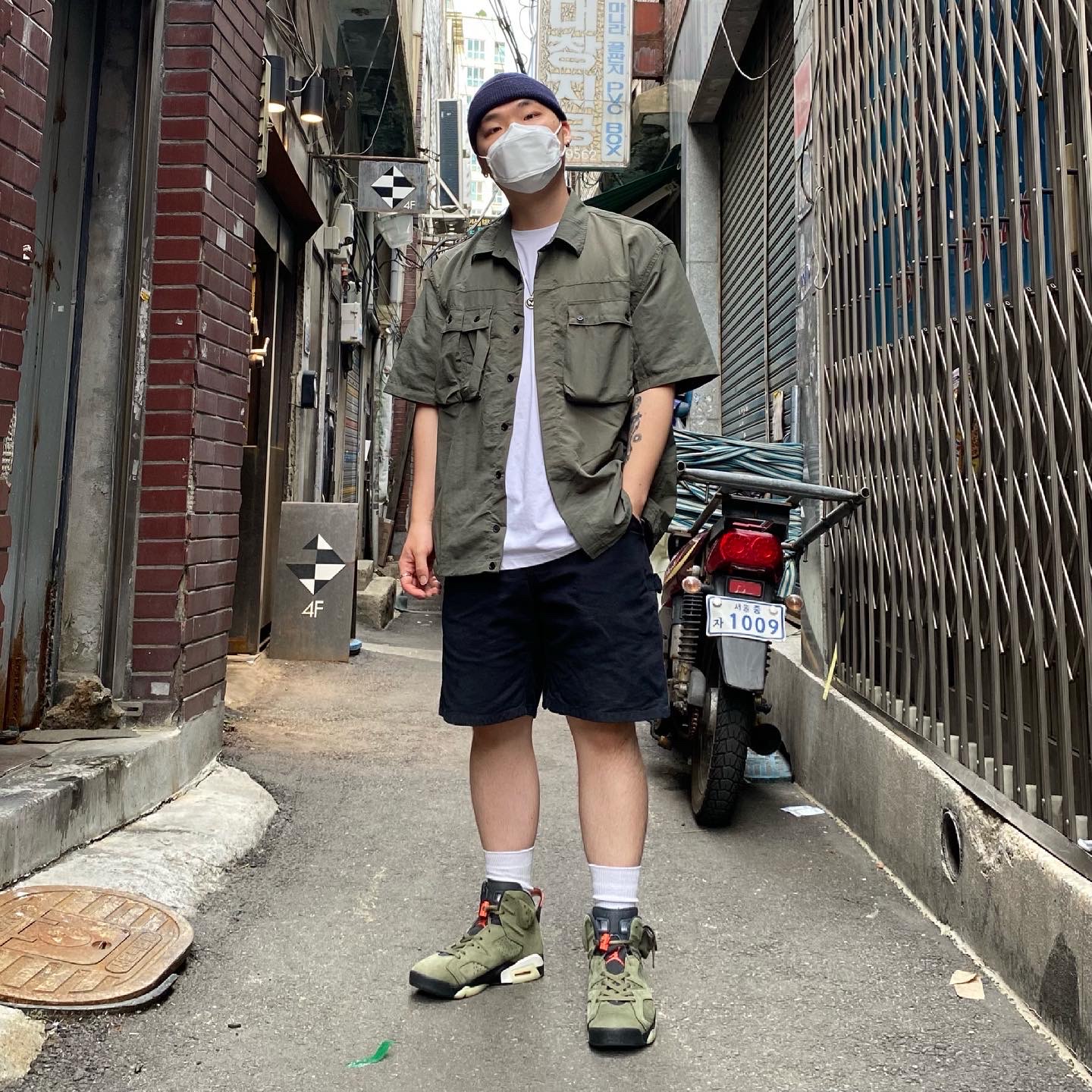 Jordan 6 x Travis Scott Retro Olive 착용 스타일 - 2