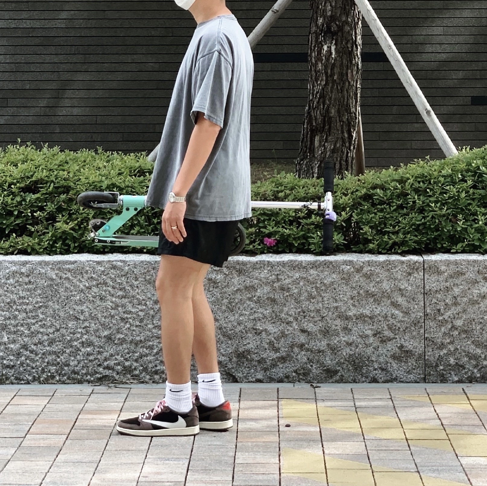 Jordan 1 x Travis Scott Retro Low OG SP Mocha 착용 스타일 - 2