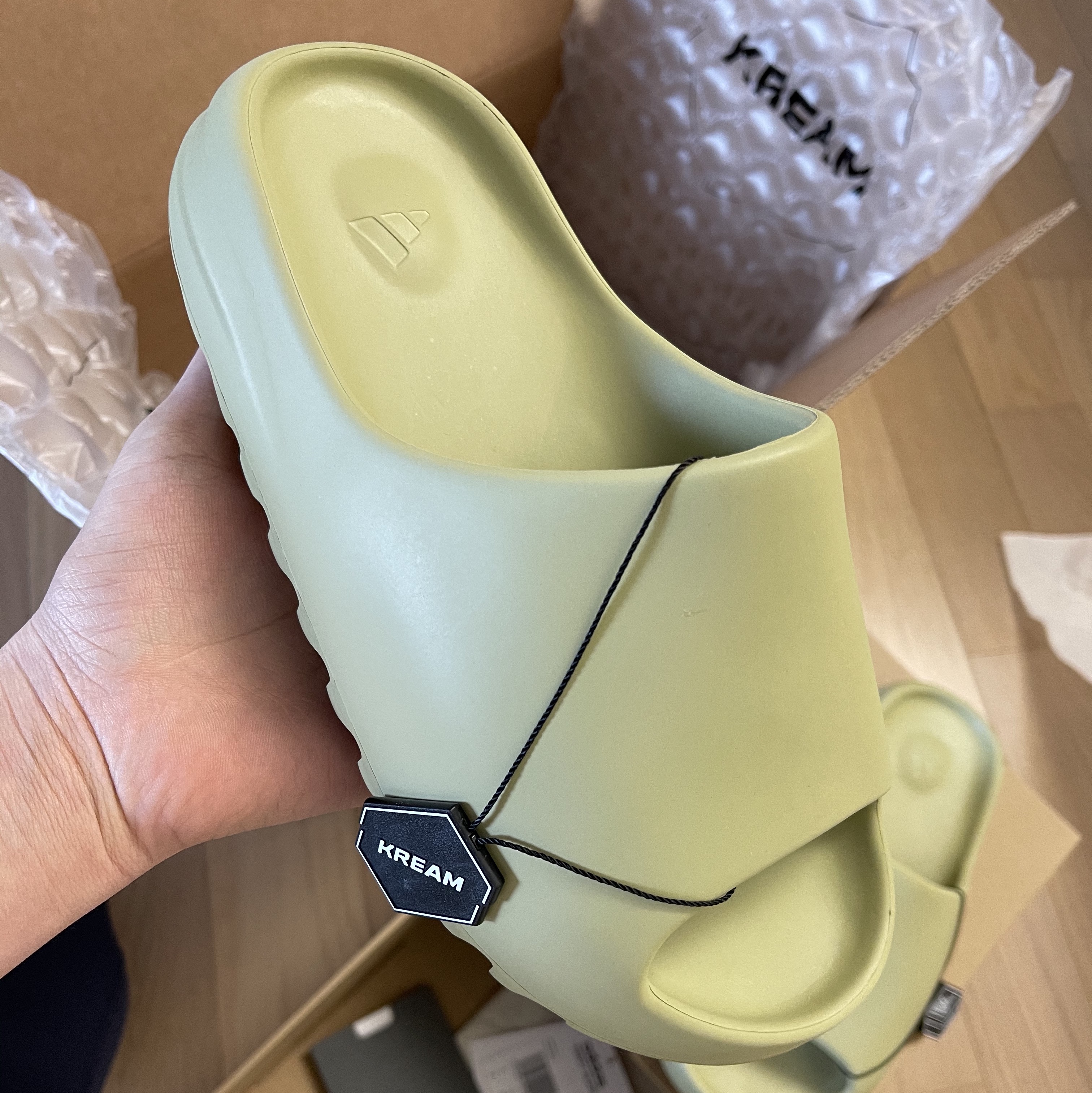 Adidas Yeezy Slide Resin 2021 착용 스타일