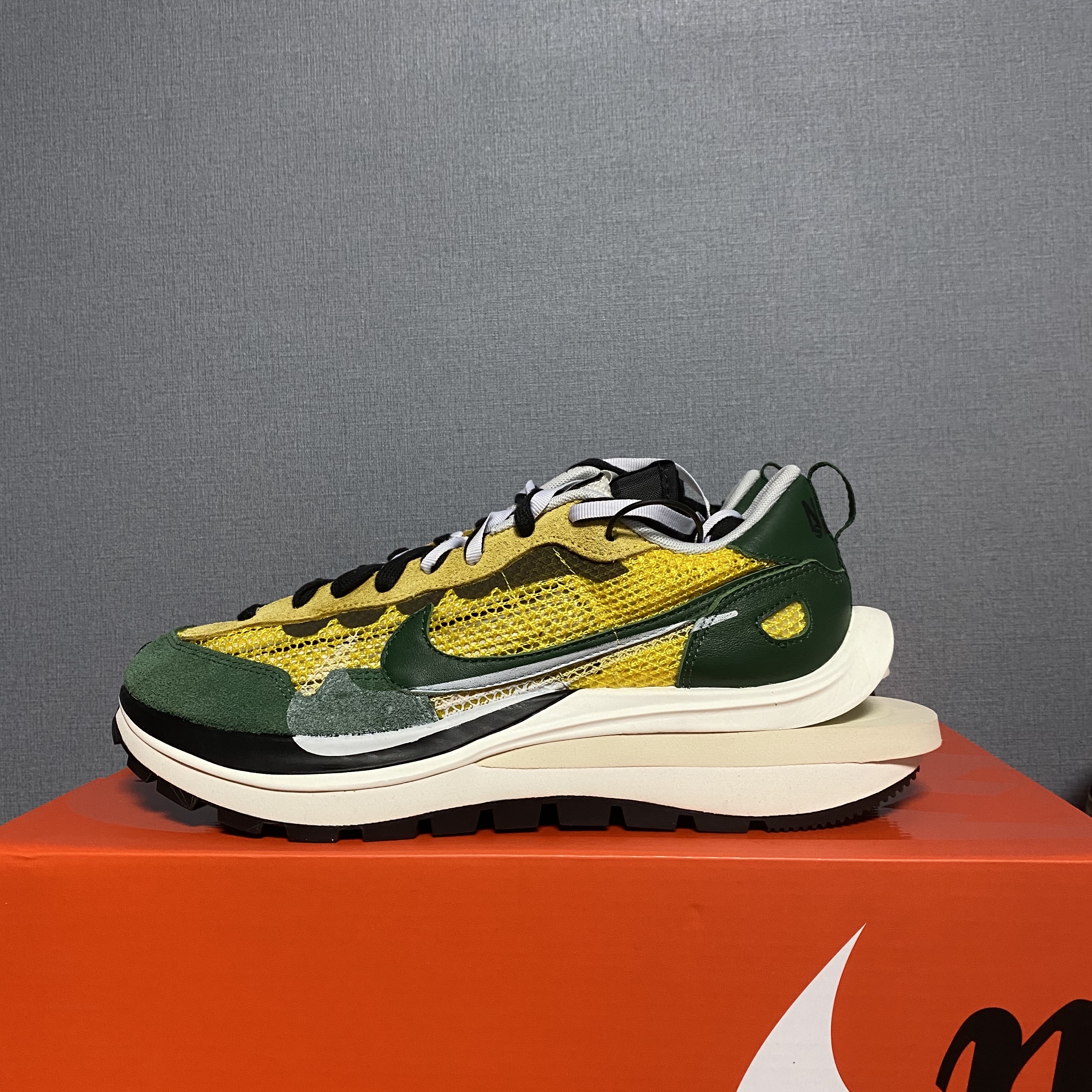Nike x Sacai VaporWaffle Tour Yellow & Gorge Green Sail 착용 스타일 - 3