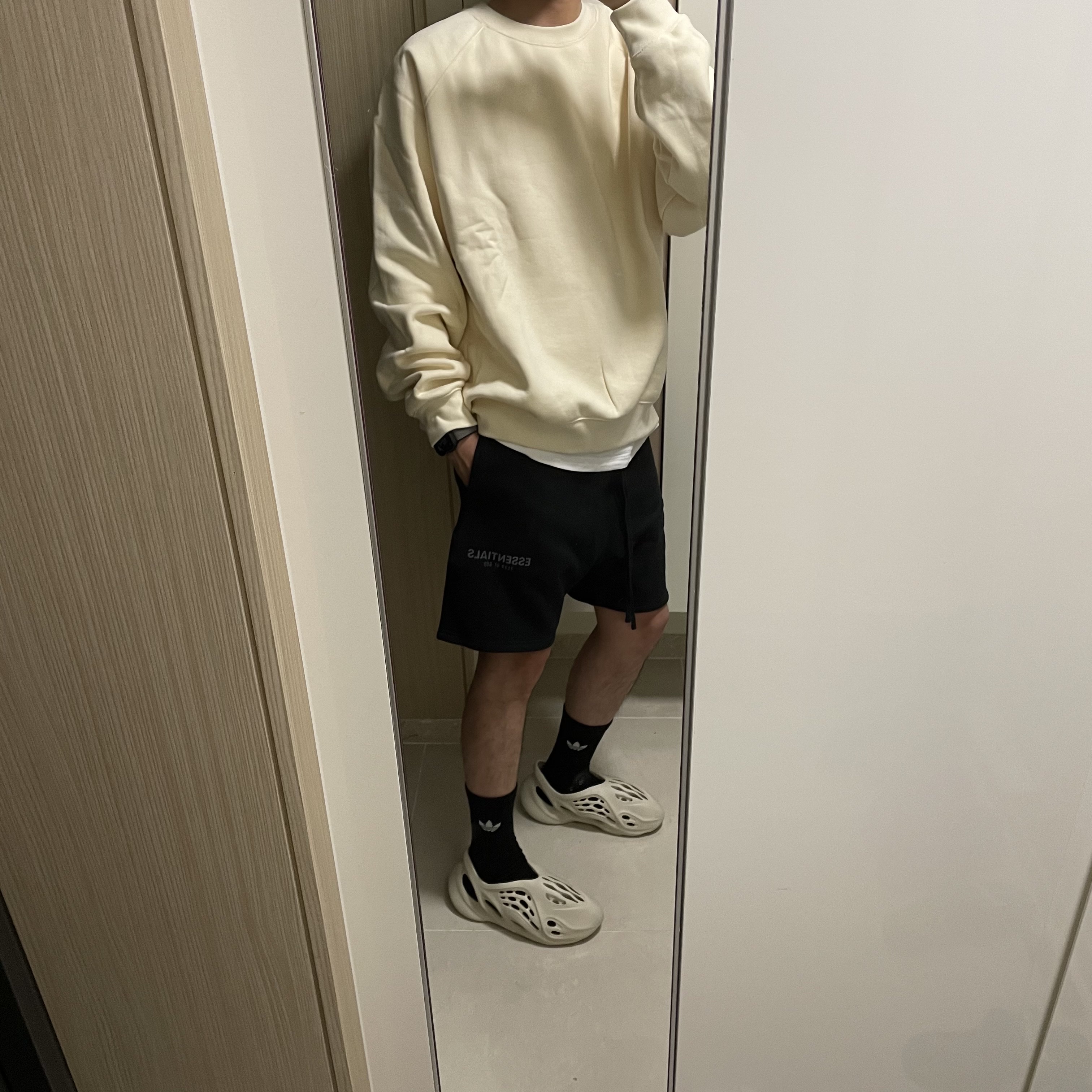 Essentials Pull-Over Crewneck Sweatshirt Cream - 21SS, Adidas Yeezy Foam RNNR Sand 착용 스타일 - 1
