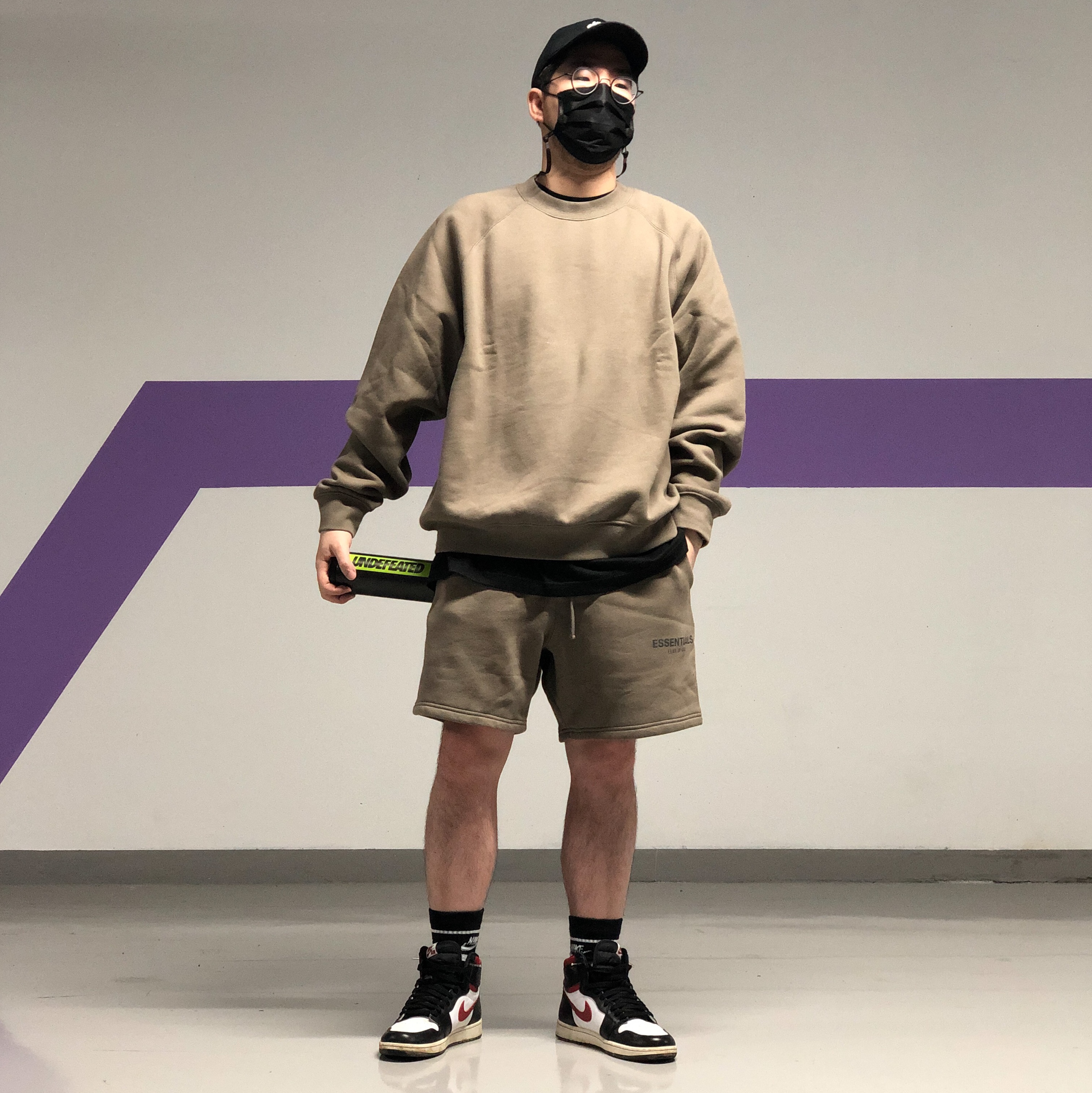 Essentials Pull-Over Crewneck Sweatshirt Taupe - 21SS, Jordan 1 Retro High OG Gym Red 착용 스타일 - 2