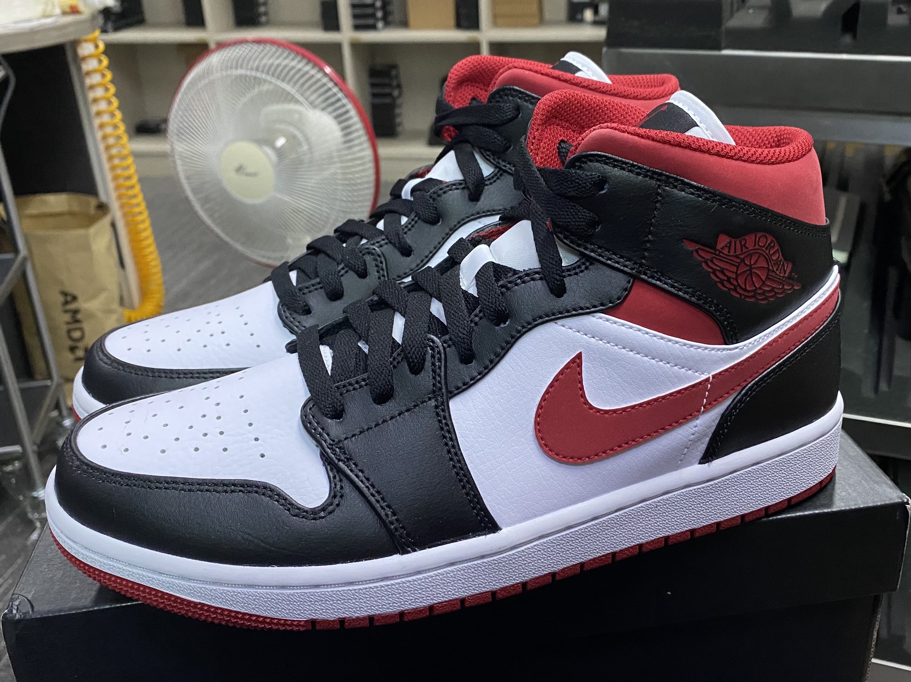 Jordan 1 Mid Gym Red Black White 착용 스타일