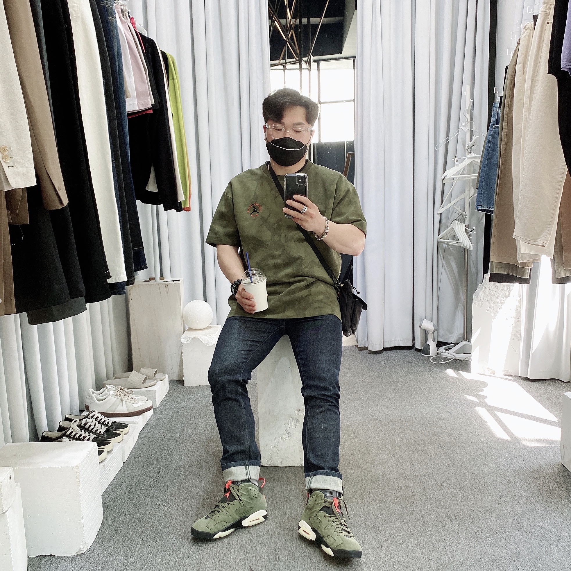 Jordan 6 x Travis Scott Retro Olive, Jordan x Travis Scott SS T-Shirt 착용 스타일