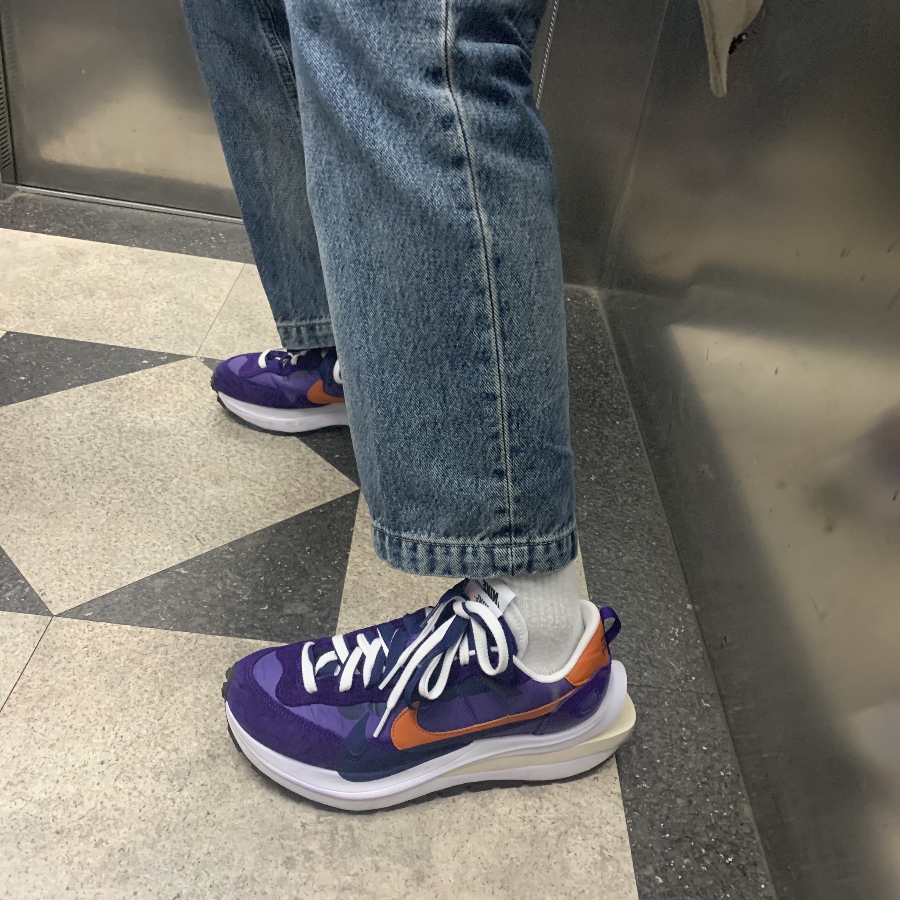 Nike x Sacai VaporWaffle Dark Iris 착용 스타일
