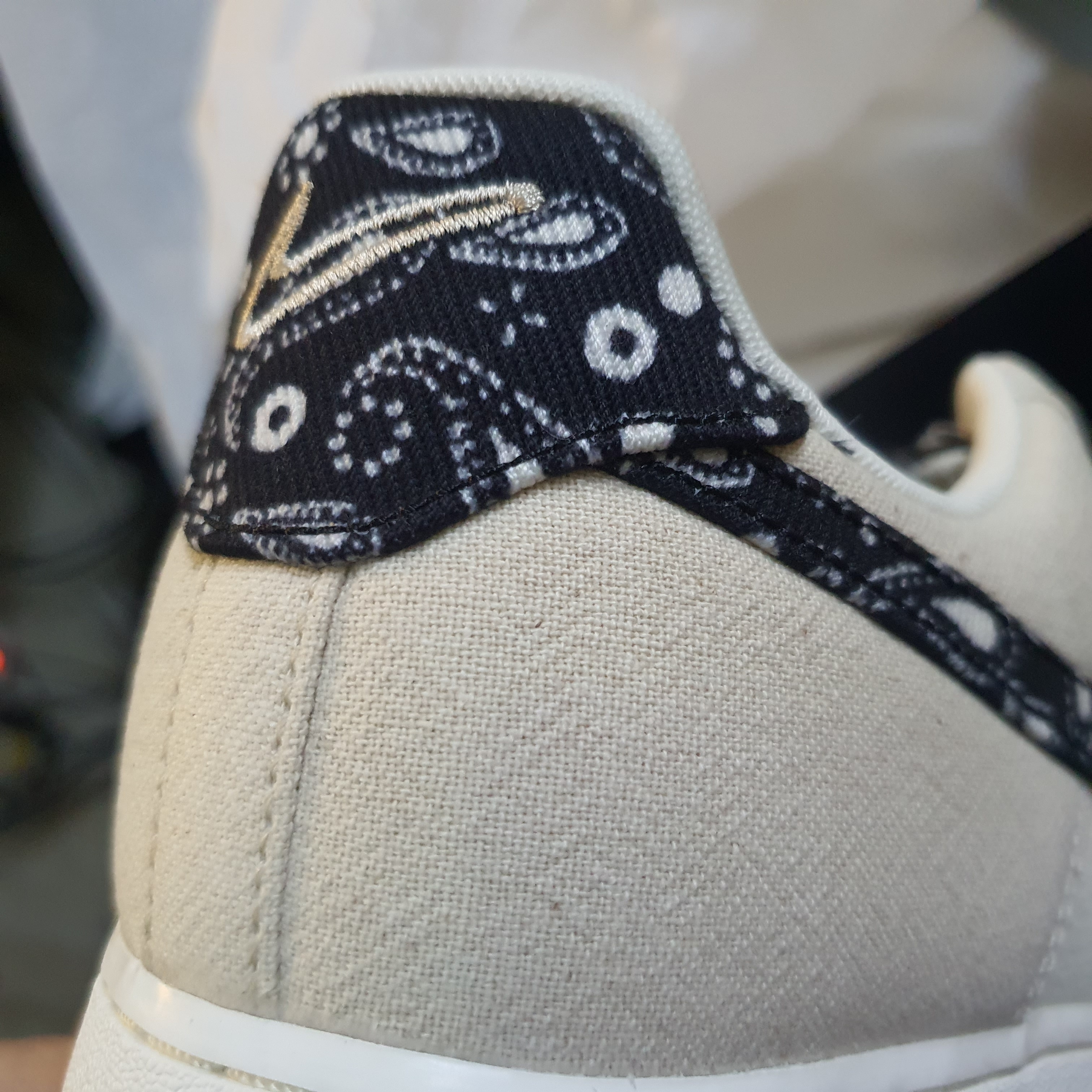 Nike Air Force 1 '07 LV8 Paisley Swoosh 착용 스타일 - 2