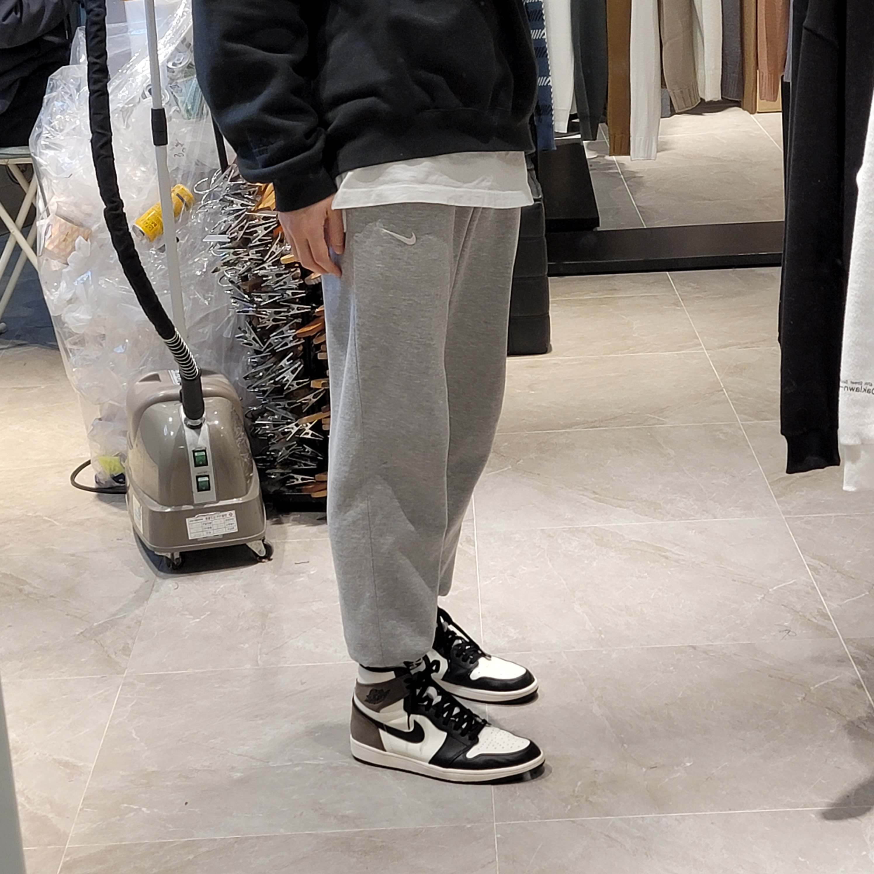 Jordan 1 Retro High OG Black Mocha 착용 스타일 - 2