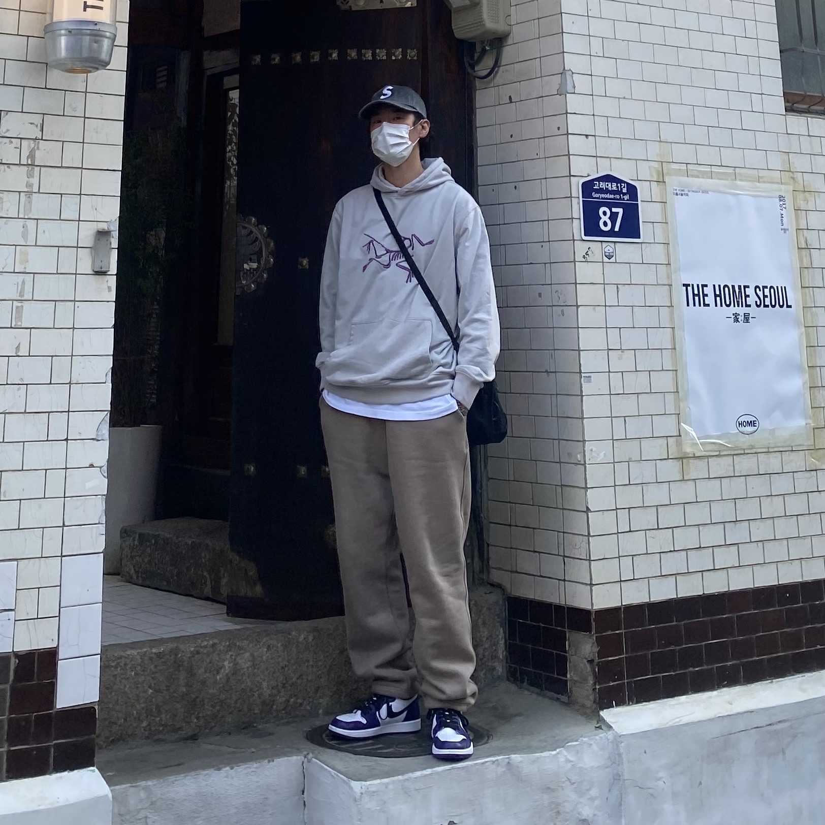 Palace x Arc'teryx Hood Grey - 20FW, Supreme Pigment Print S Logo 6-Panel Black - 20SS 착용 스타일 - 2