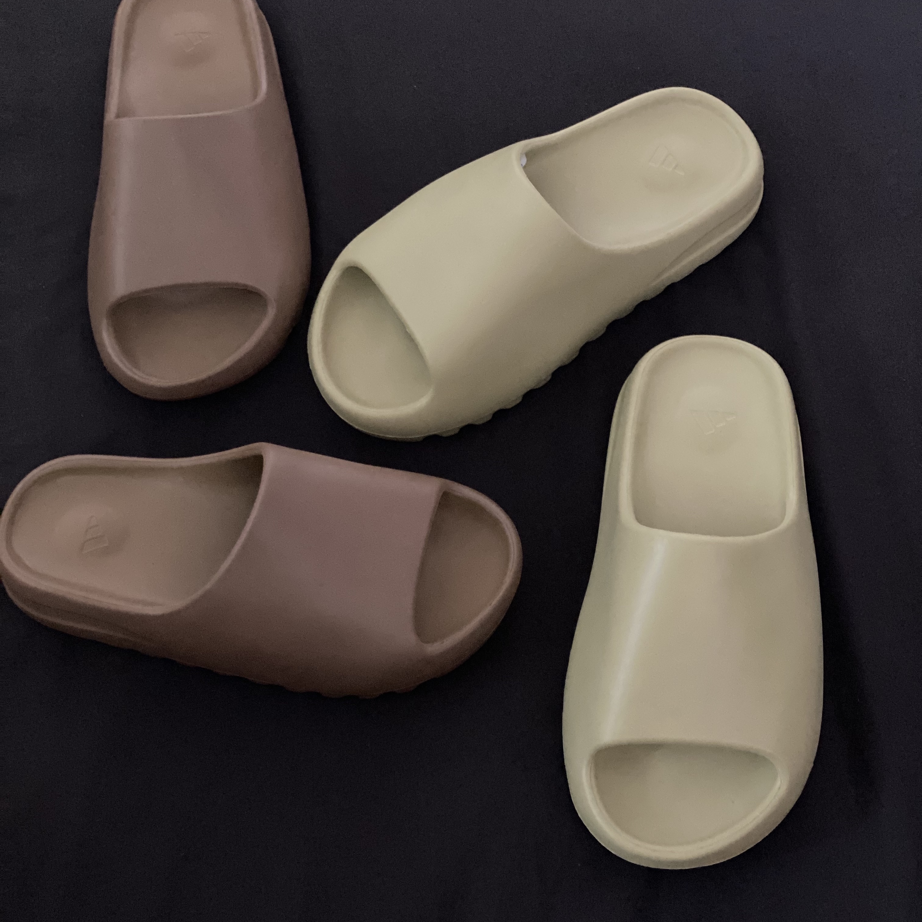 Adidas Yeezy Slide Resin, Adidas Yeezy Slide Core 착용 스타일 - 1