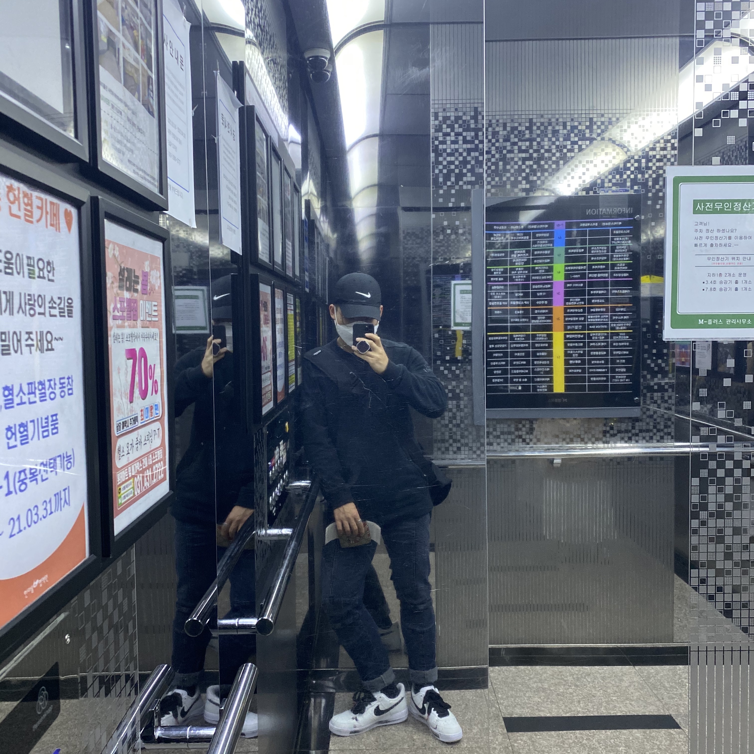 Stone Island 63051 Crewneck Sweatshirt Black - 21SS, Adidas Yeezy Boost 350 V2 Carbon 착용 스타일 - 3