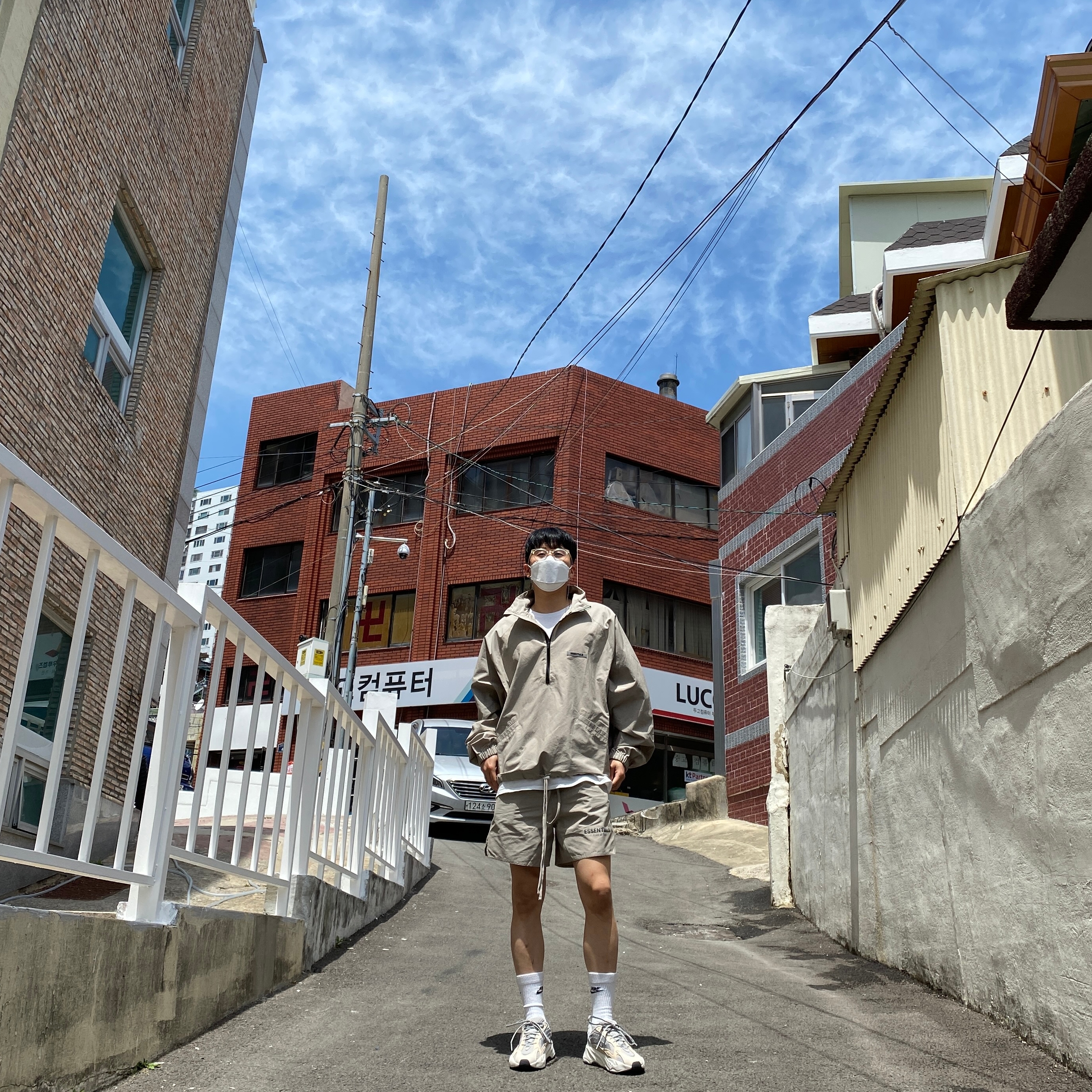 Adidas Yeezy Boost 700 V2 Cream, Essentials Track Jacket Moss - 20FW 착용 스타일