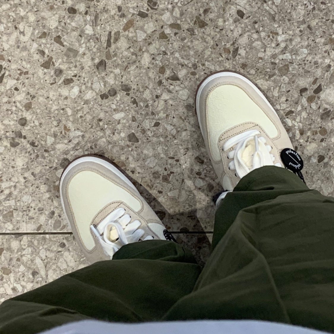 Nike Air Force 1 '07 LV8 Paisley Swoosh 착용 스타일