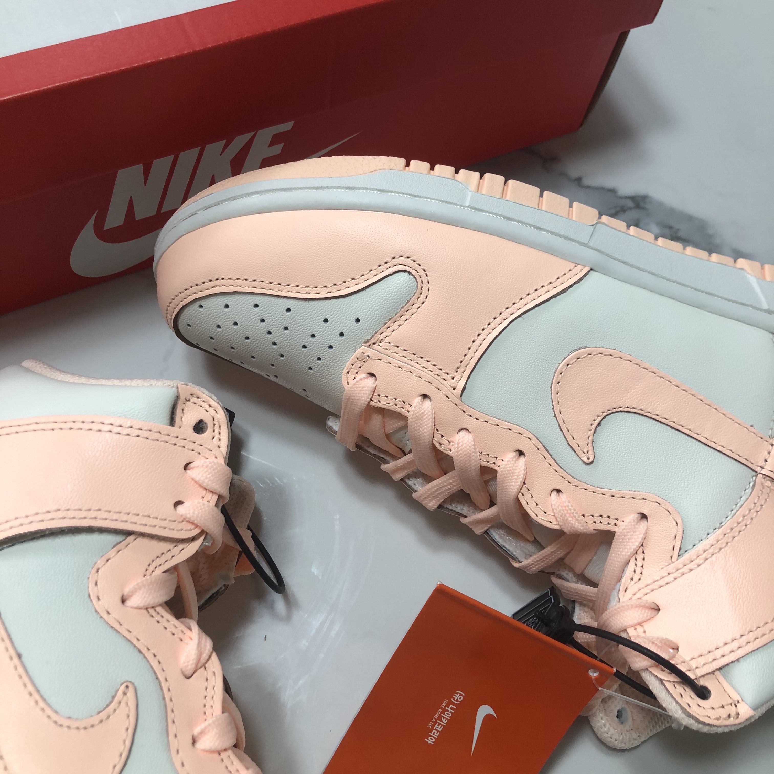 (W) Nike Dunk High Crimson Tint ์ฐฉ์ฉ ์คํ์ผ - 2