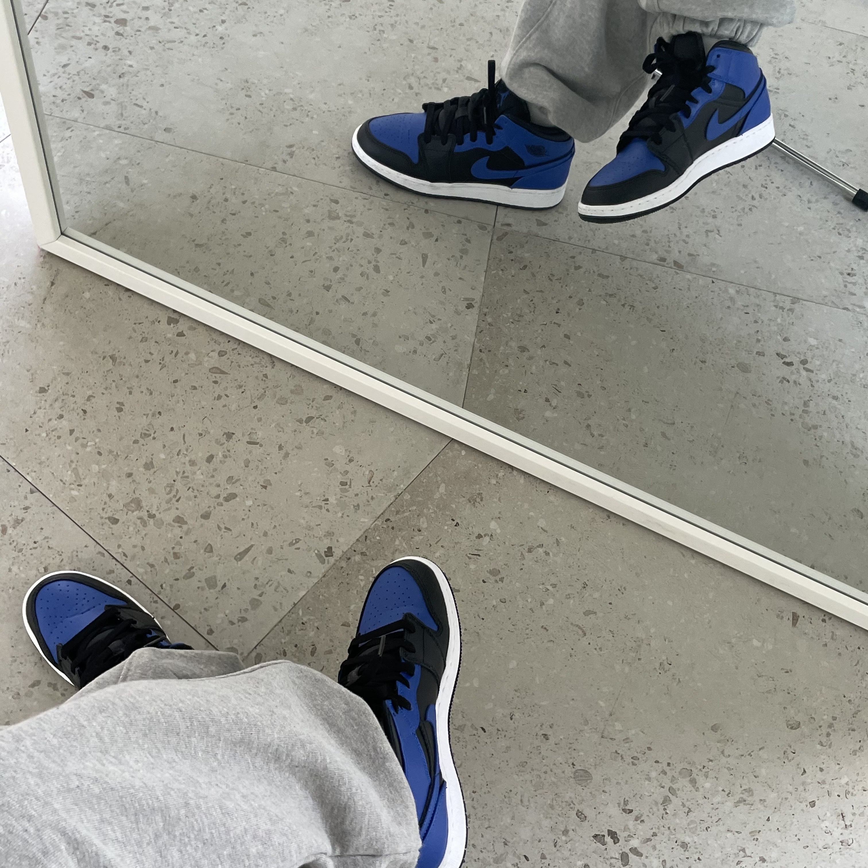 Jordan 1 Mid Black Hyper Royal, (GS) Jordan 1 Mid Black Hyper Royal 착용 스타일 - 3