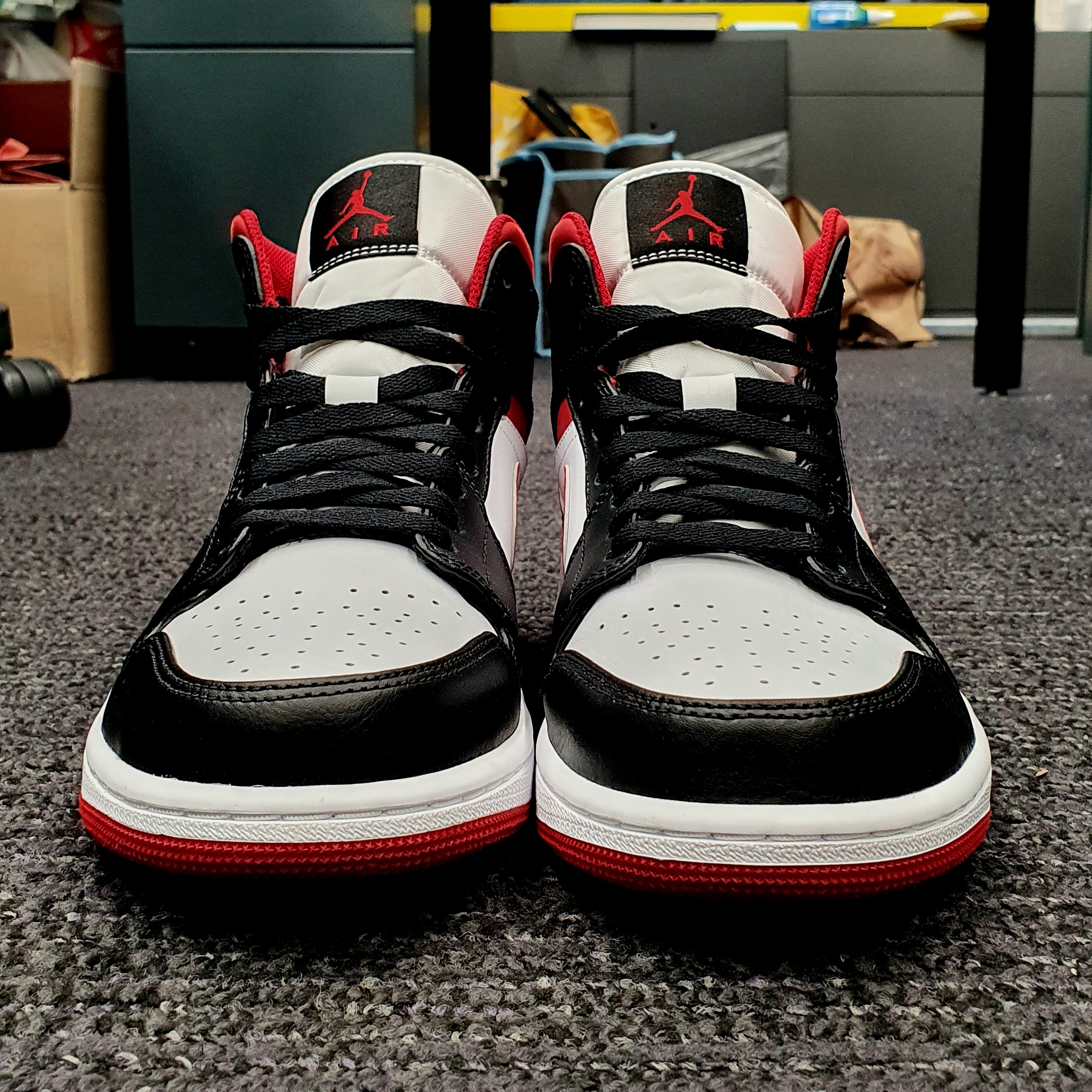Jordan 1 Mid Gym Red Black White 착용 스타일 - 2
