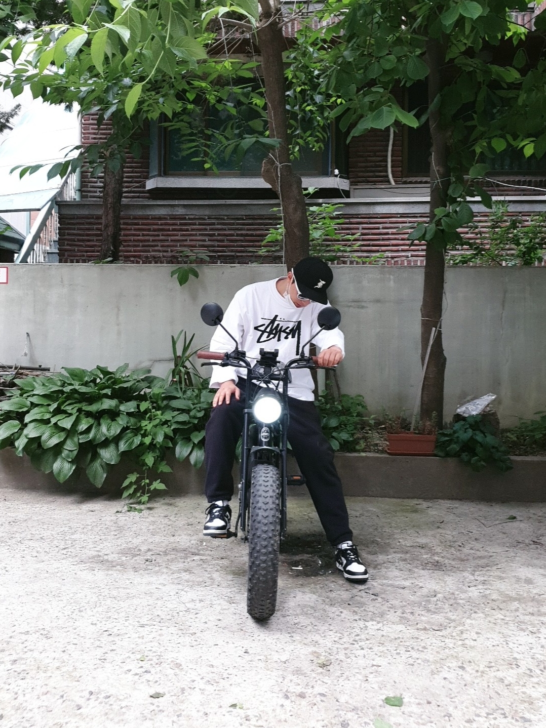 Stussy x Rick Owens 40 WT T-Shirt, Nike NRG Solo Swoosh Fleece Pants Black White - Asia 착용 스타일
