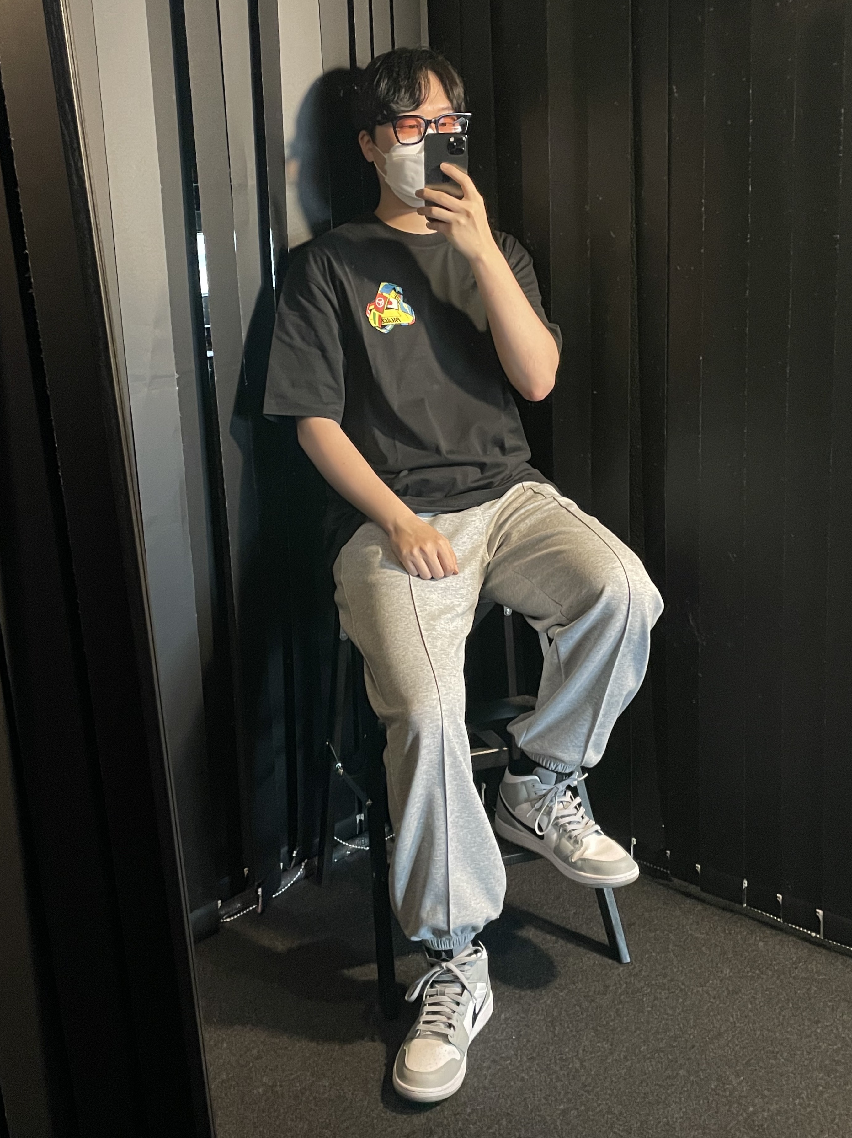Palace Tri-Flag T-Shirt Black - 21SS, Jordan 1 Mid Light Smoke Grey 착용 스타일