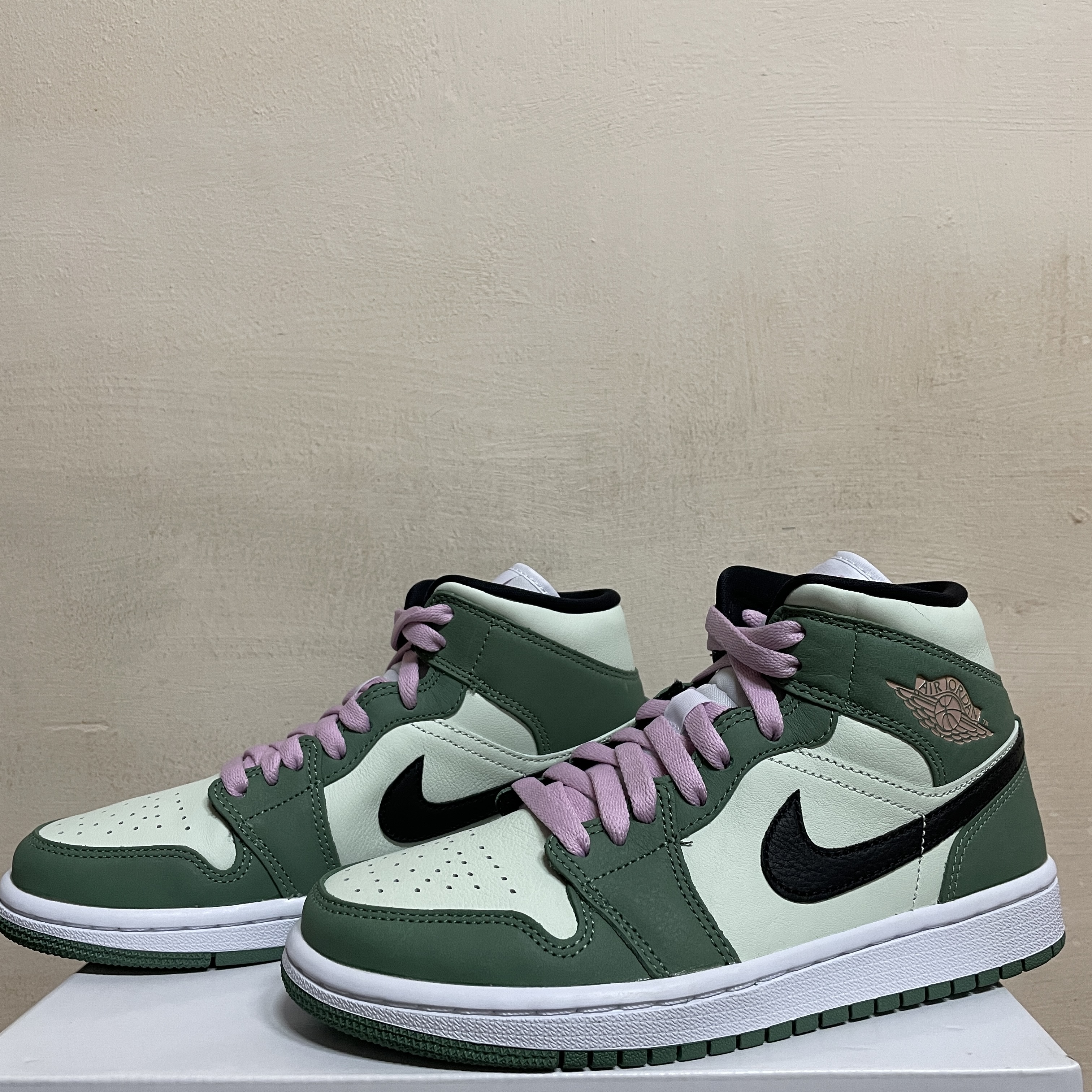 (W) Jordan 1 Mid SE Dutch Green 착용 스타일 - 1