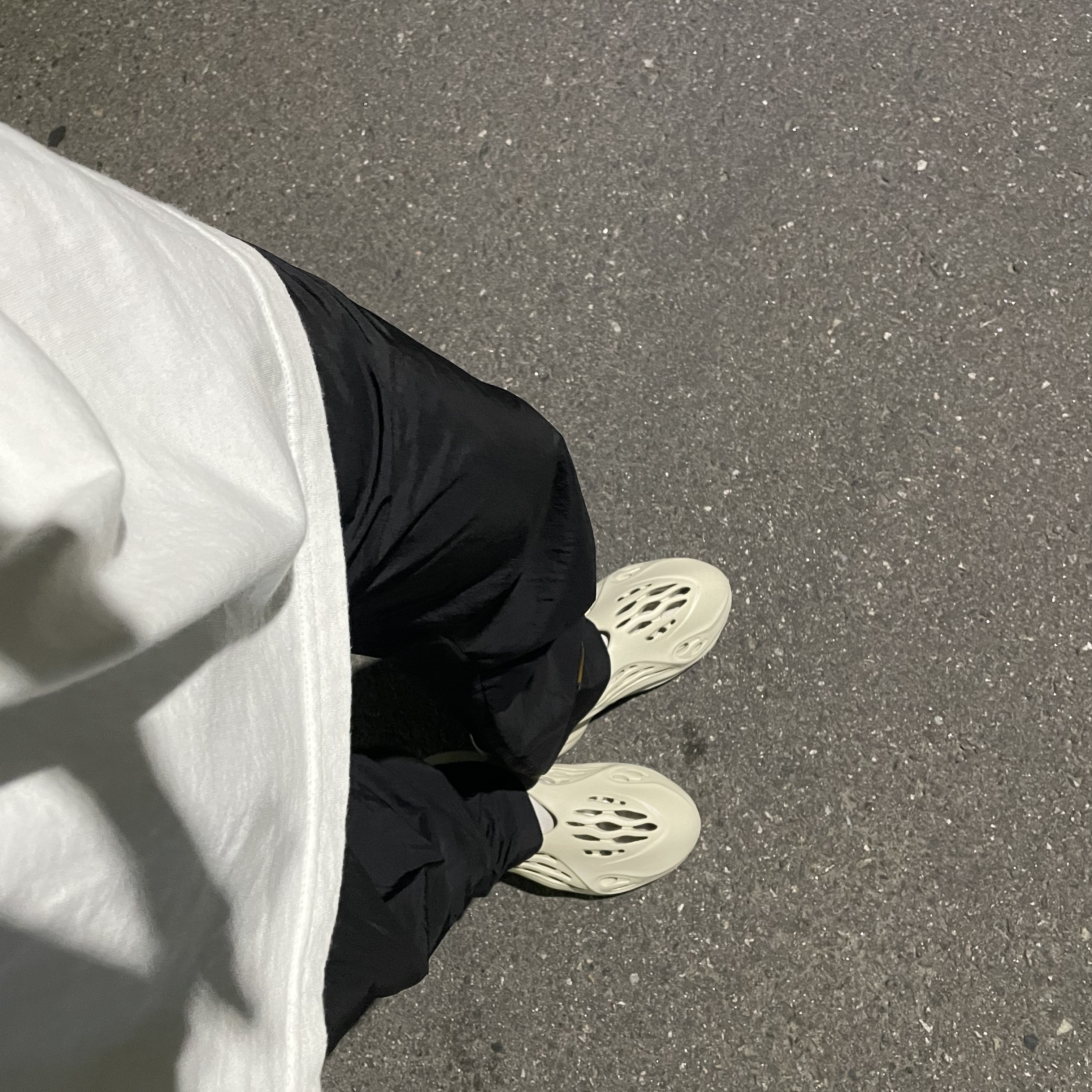 Adidas Yeezy Foam RNNR Sand 착용 스타일