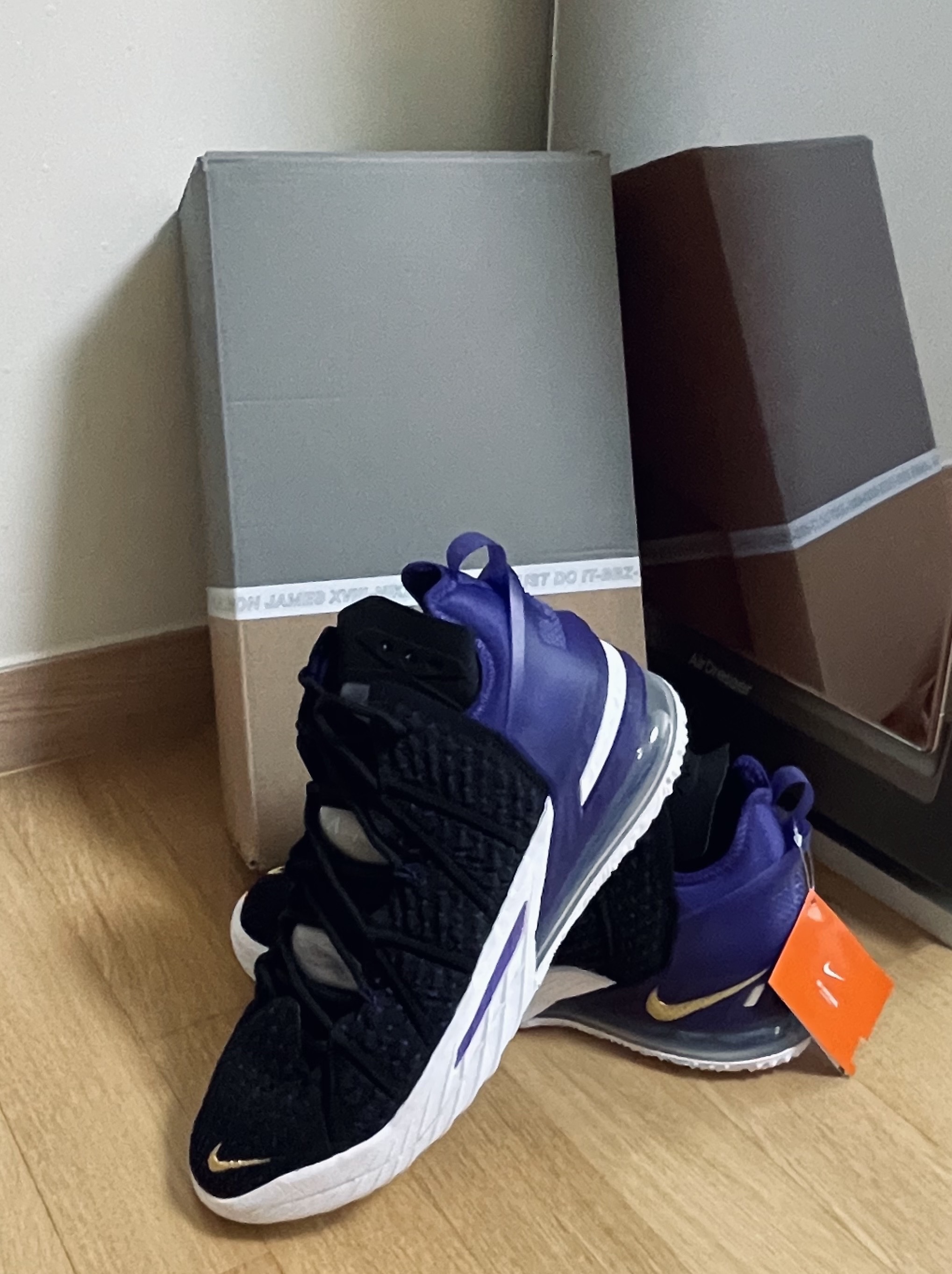Nike LeBron 18 Lakers 착용 스타일