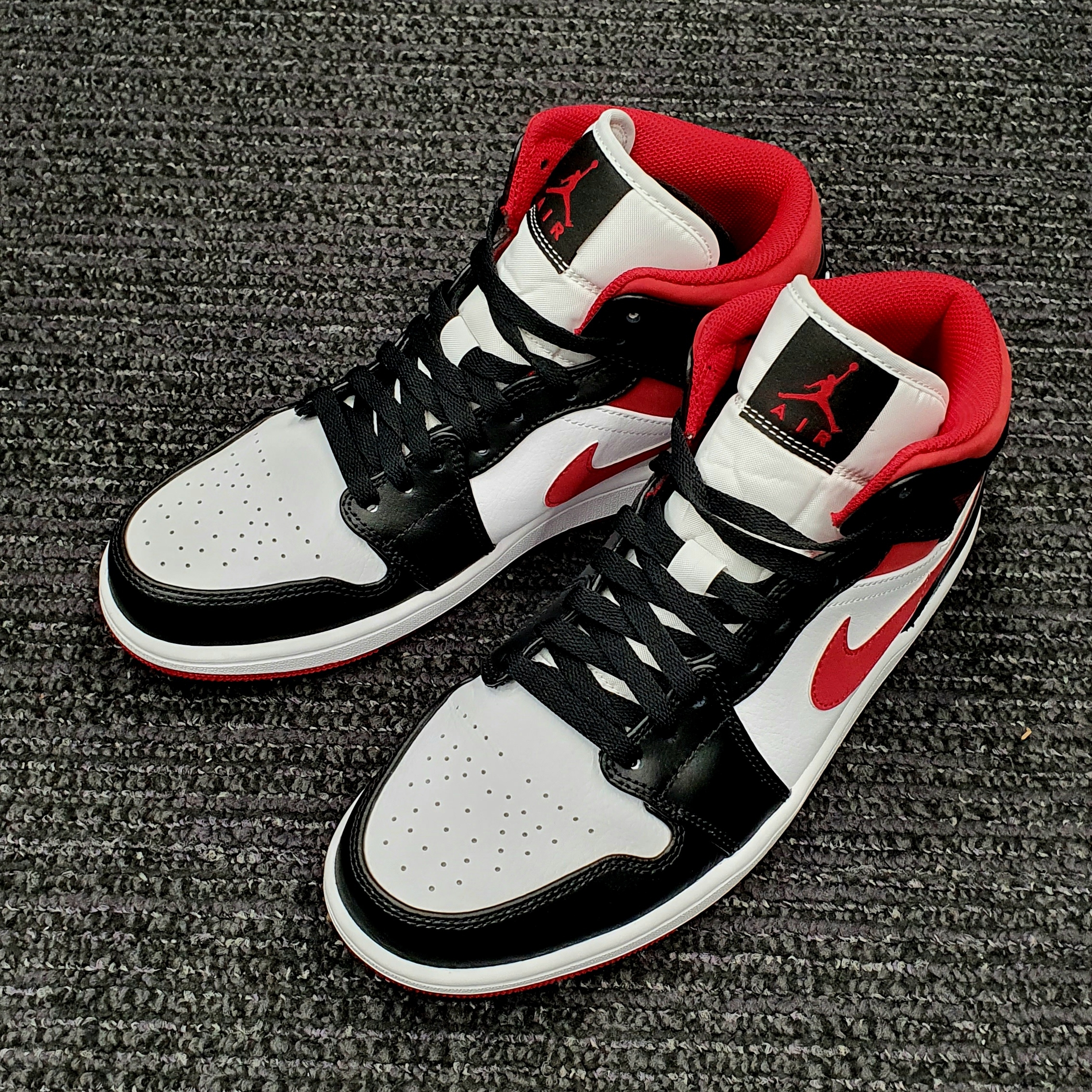 Jordan 1 Mid Gym Red Black White 착용 스타일 - 1