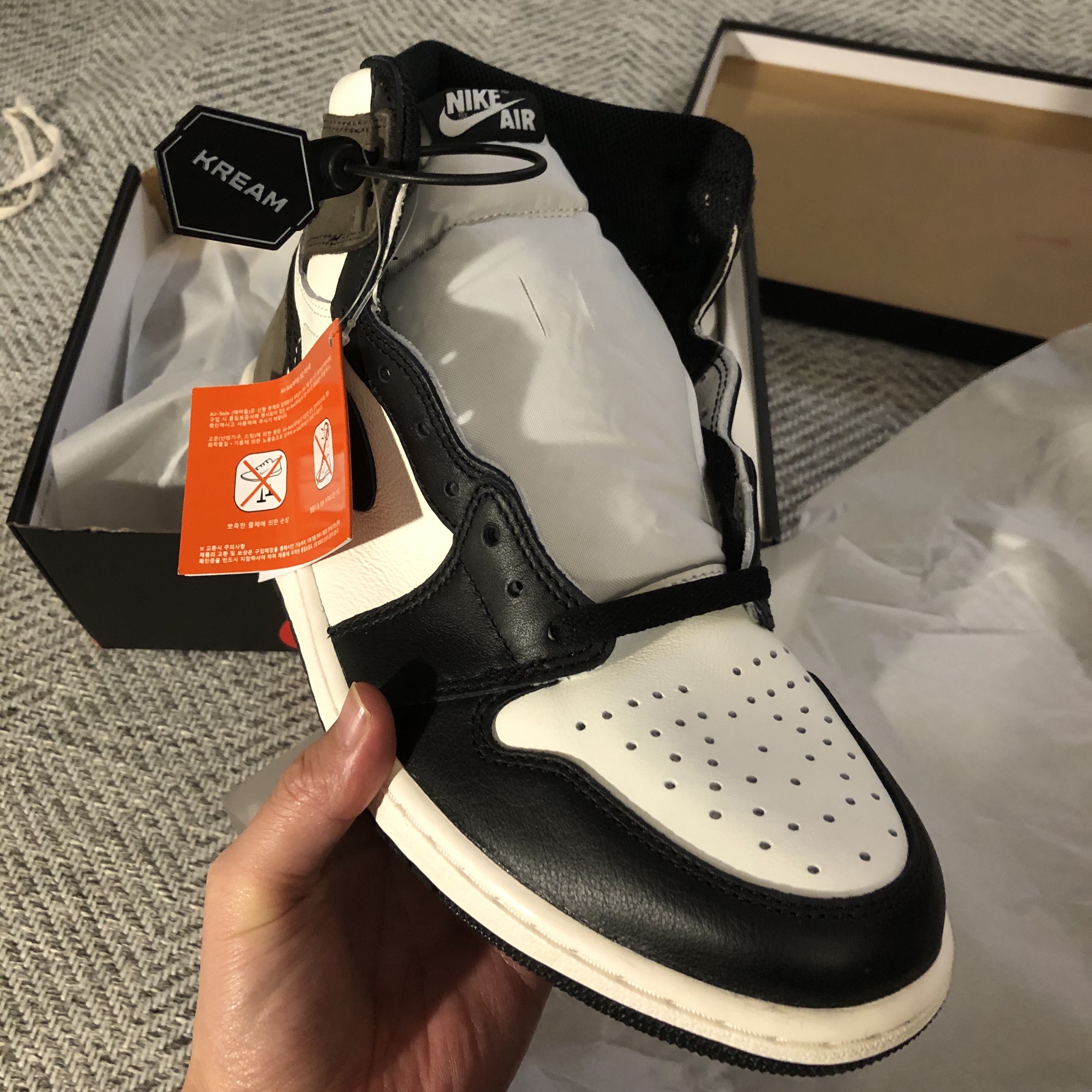 Jordan 1 Retro High OG Black Mocha 착용 스타일 - 3