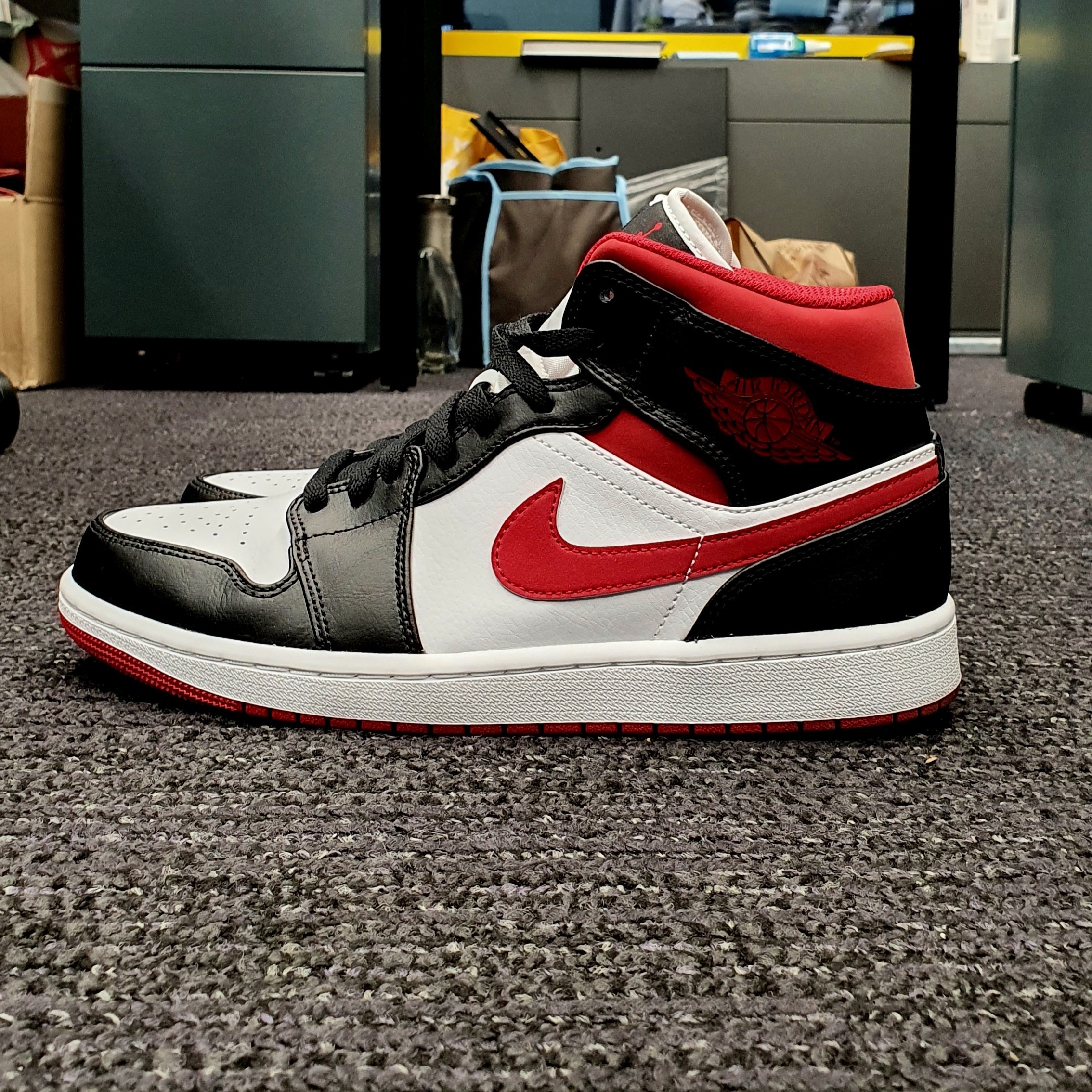 Jordan 1 Mid Gym Red Black White 착용 스타일 - 3
