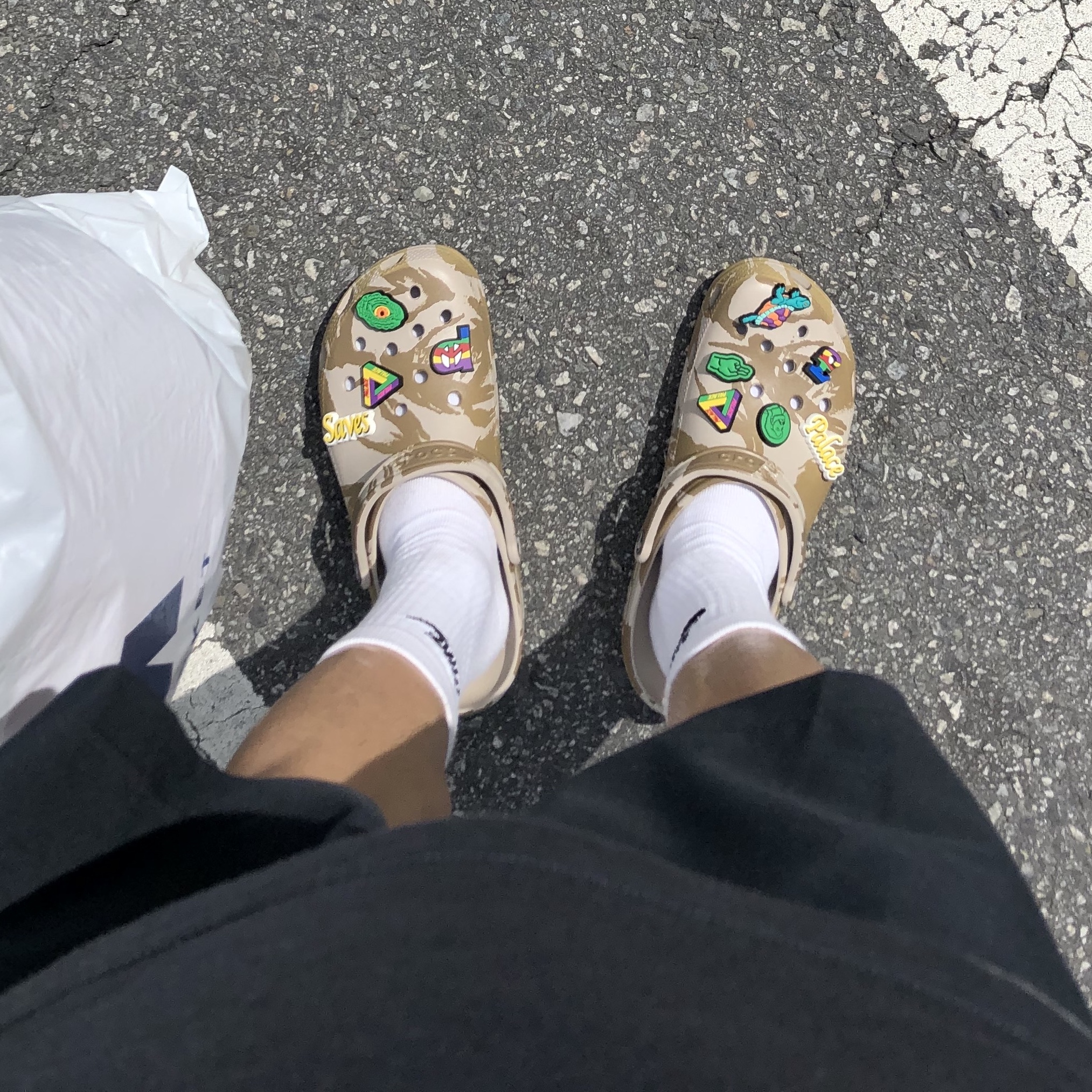 Crocs x Palace Clog Camo 착용 스타일 - 1