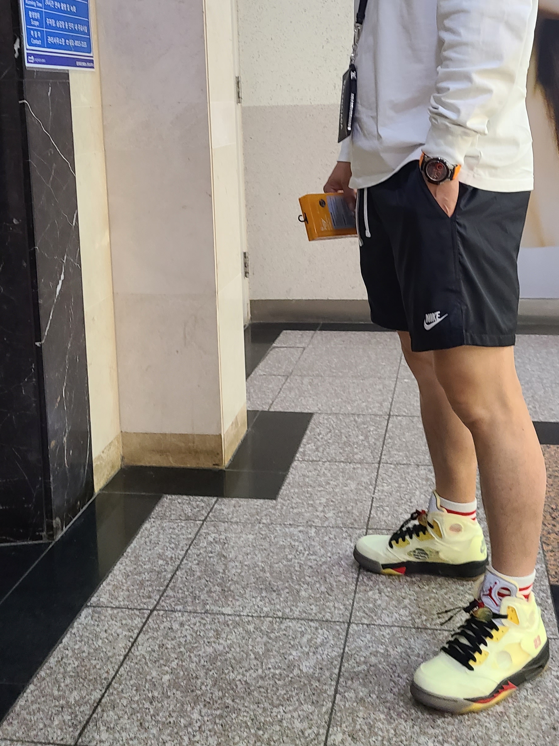 Jordan 5 x Off-White Retro SP Sail Fire Red, Nike x Stussy Big Swoosh LS T-Shirt White - Asia 착용 스타일