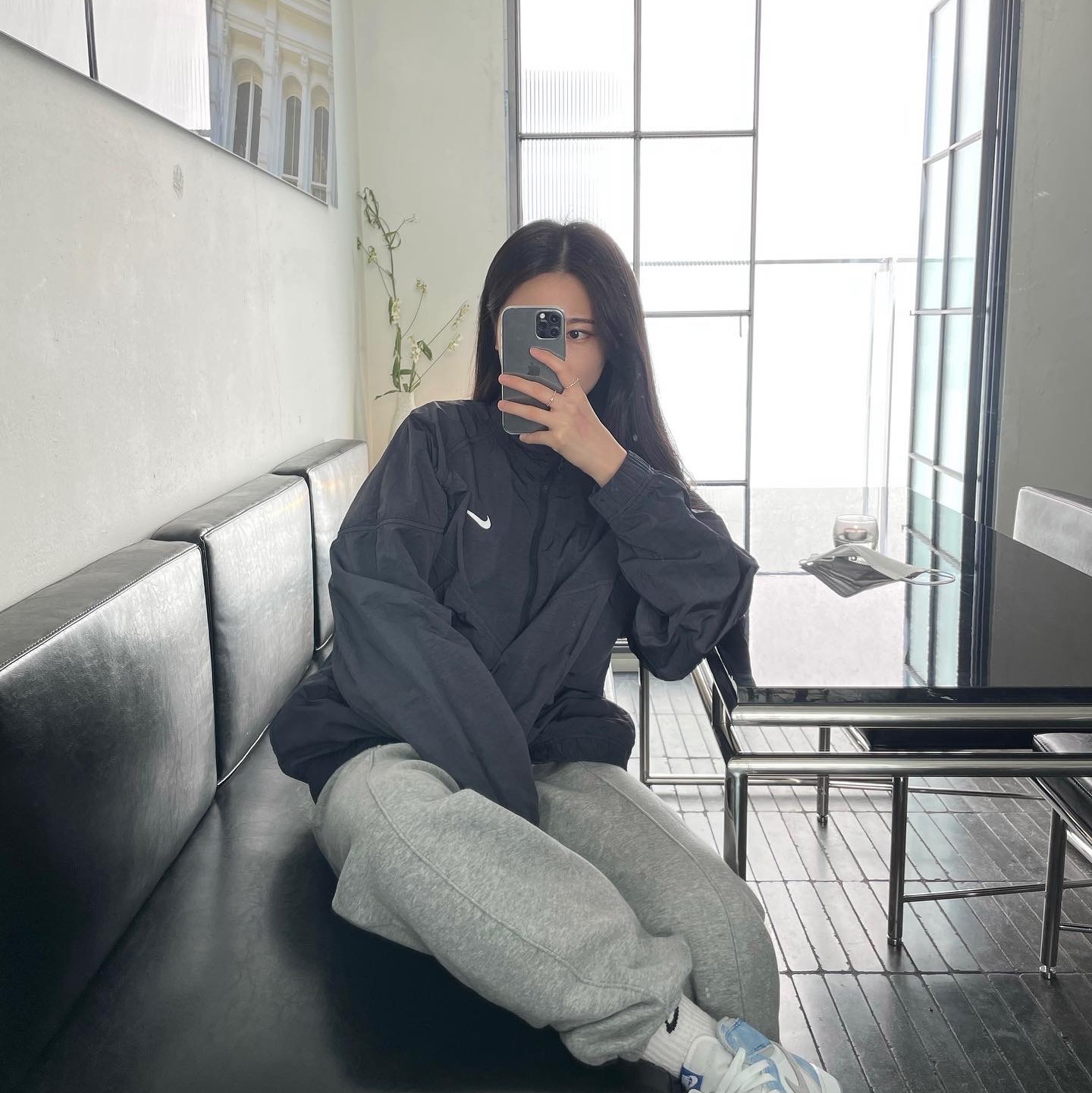Jordan 1 Retro High OG Hyper Royal, Nike x Stussy Windrunner Jacket Off Noir 착용 스타일