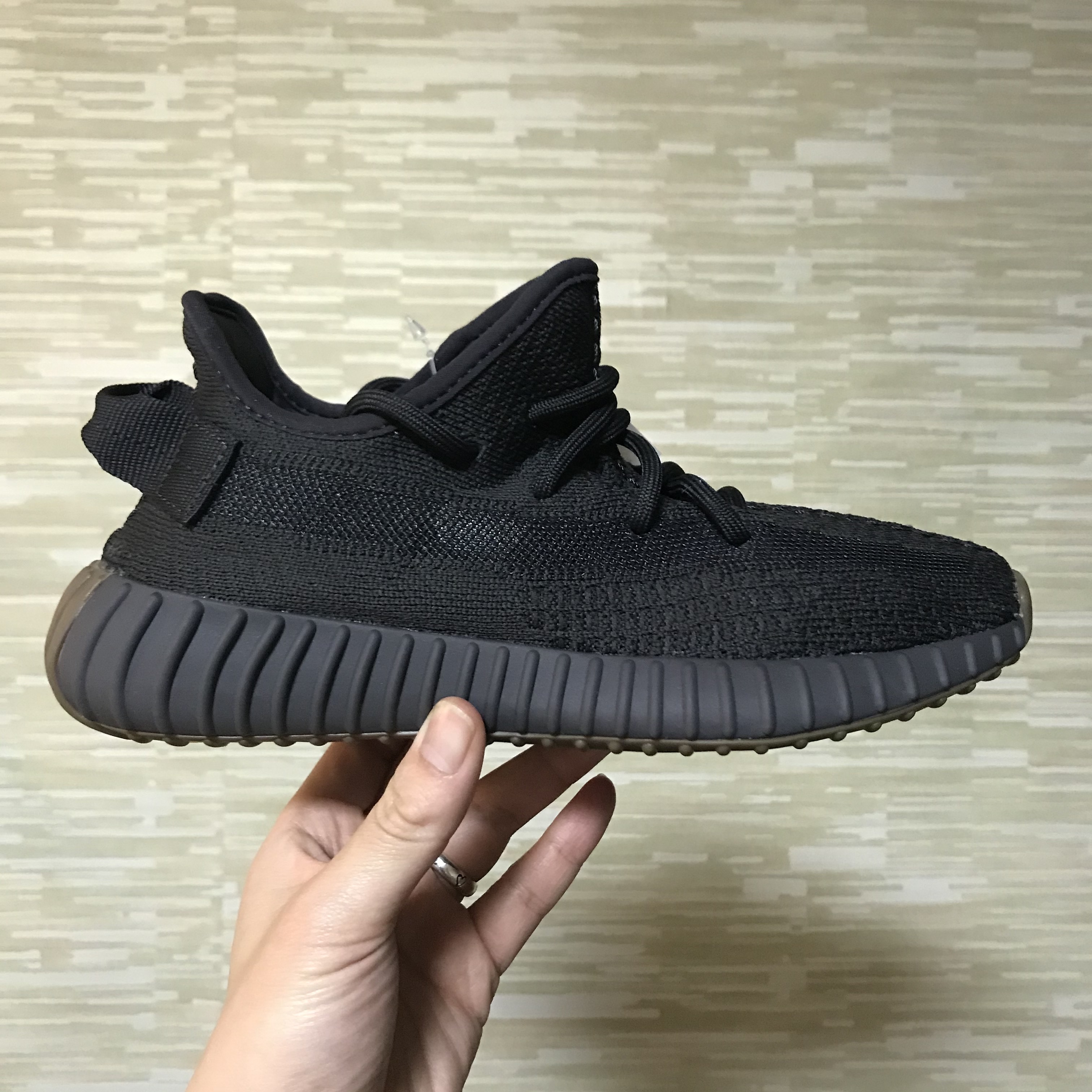 Adidas Yeezy Boost 350 V2 Cinder 착용 스타일