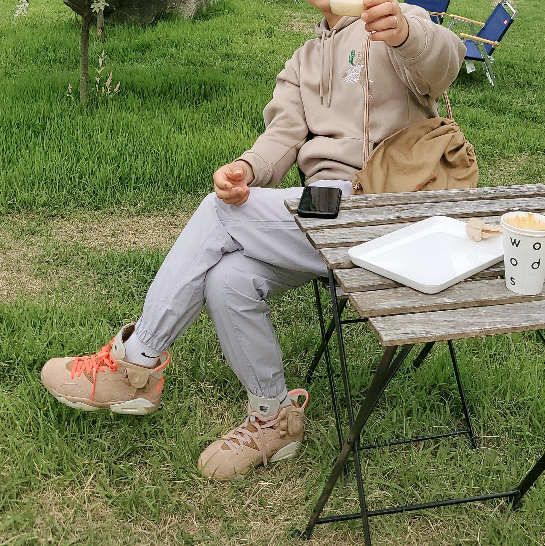 Jordan 6 x Travis Scott Retro SP British Khaki, Jordan x Travis Scott Pullover Hoodie - Asia 착용 스타일