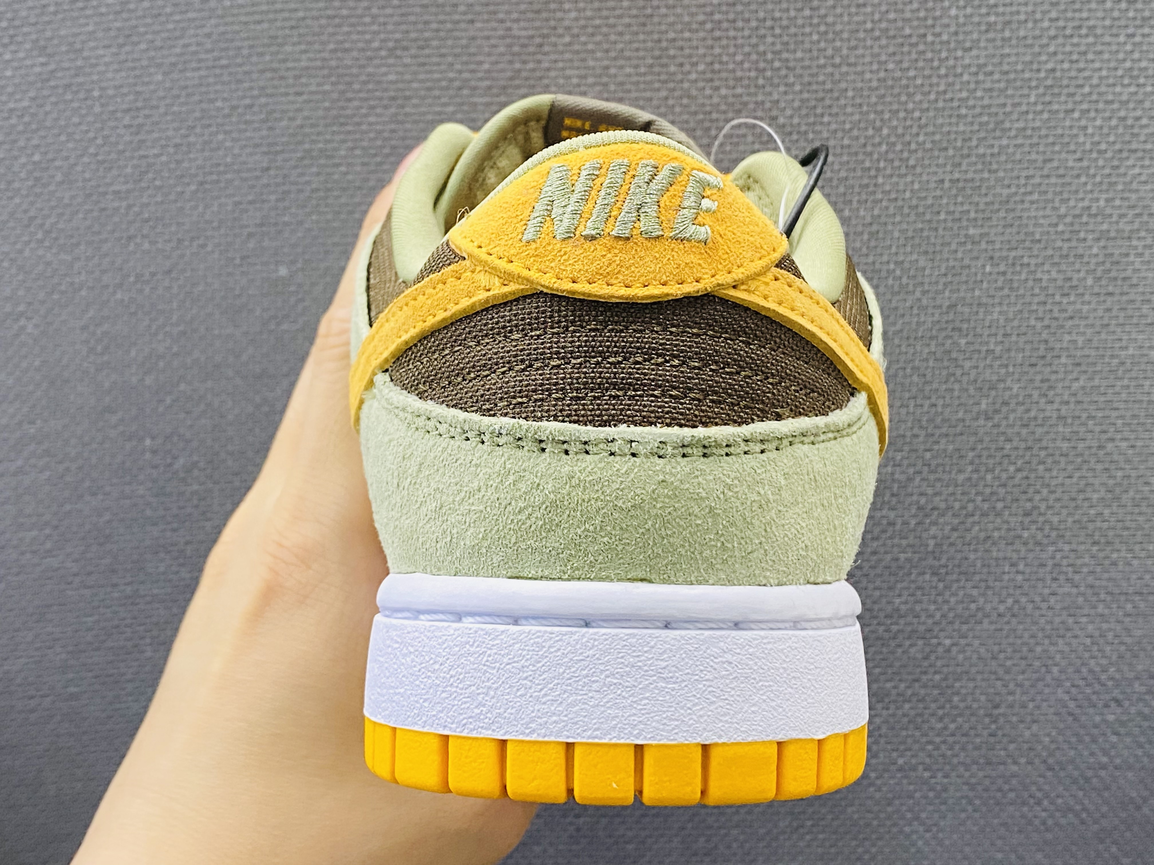 Nike Dunk Low SE Dusty Olive 착용 스타일 - 5