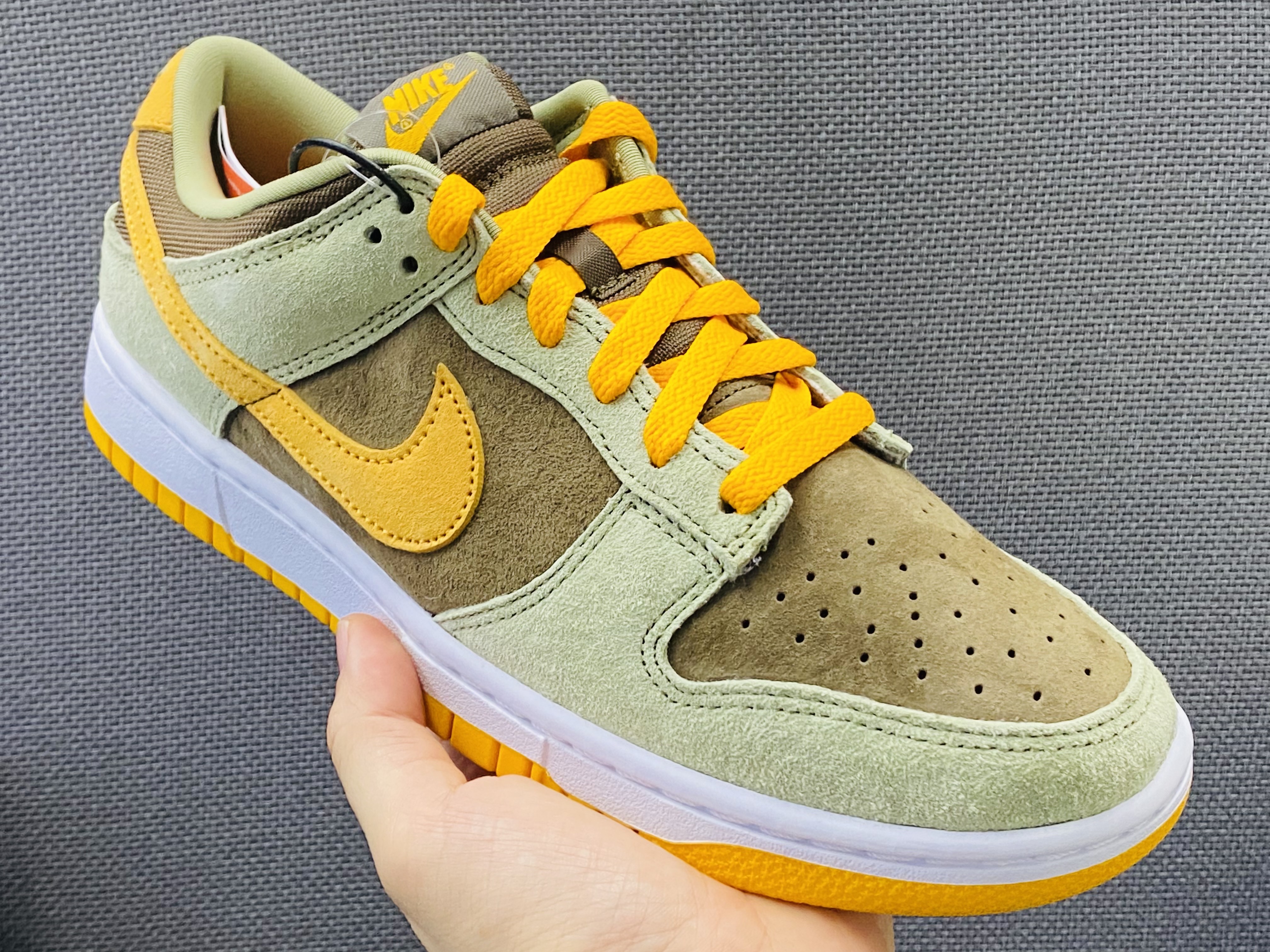 Nike Dunk Low SE Dusty Olive 착용 스타일 - 2