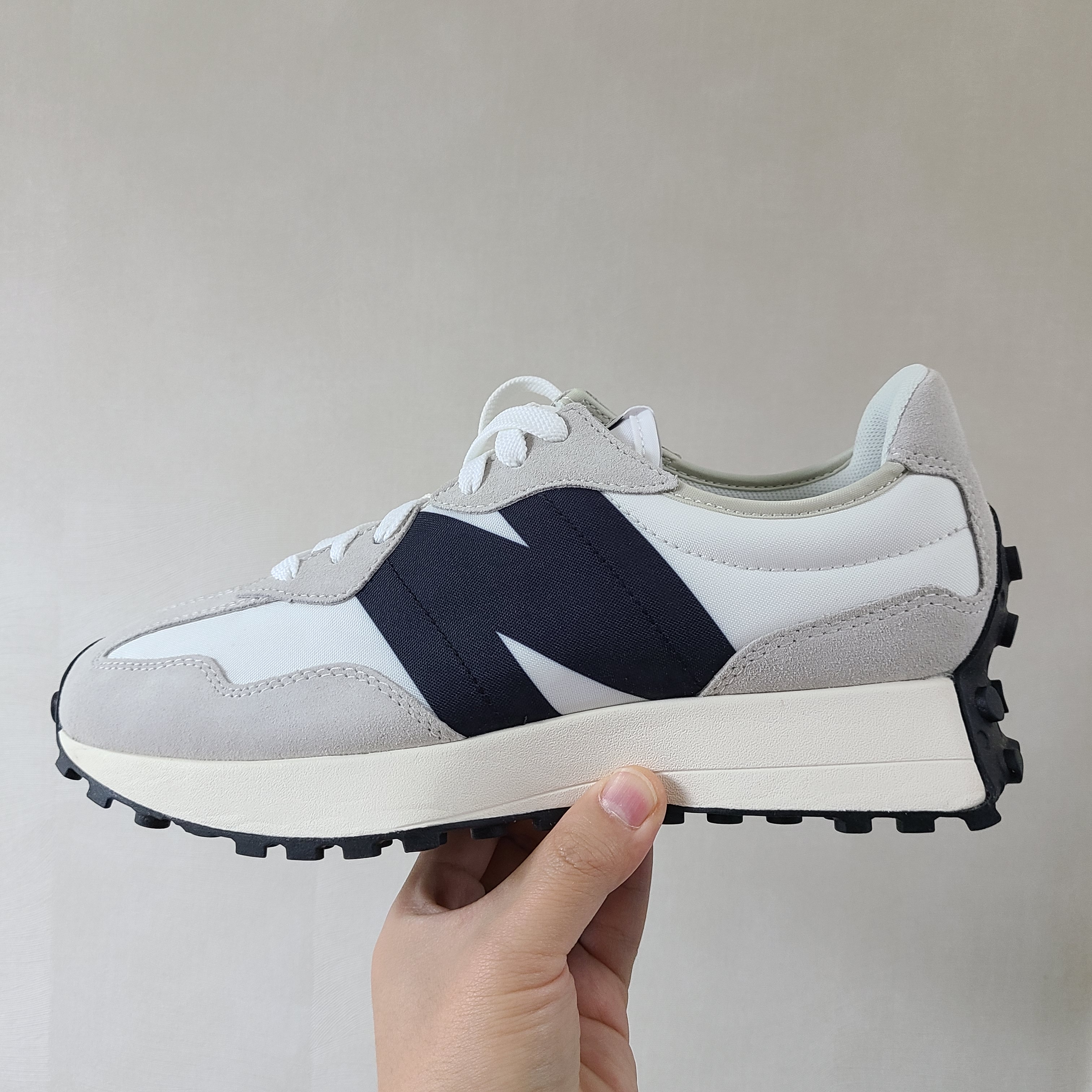 New Balance 327 White Black 착용 스타일