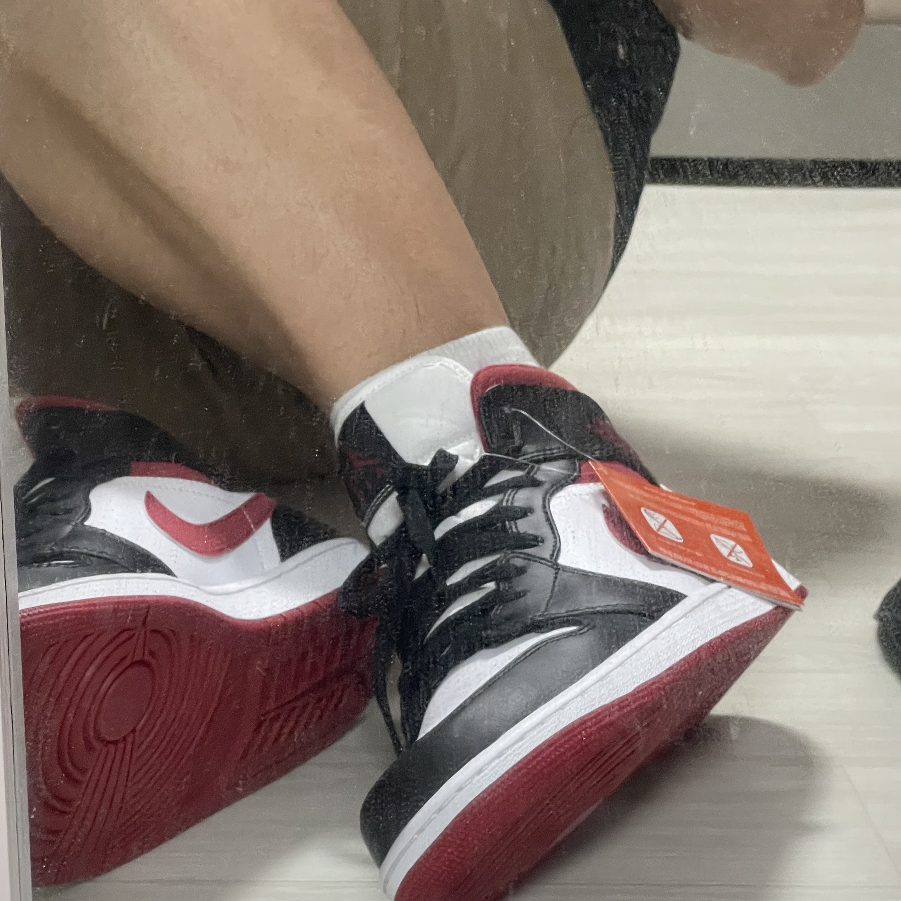 Jordan 1 Mid Gym Red Black White 착용 스타일