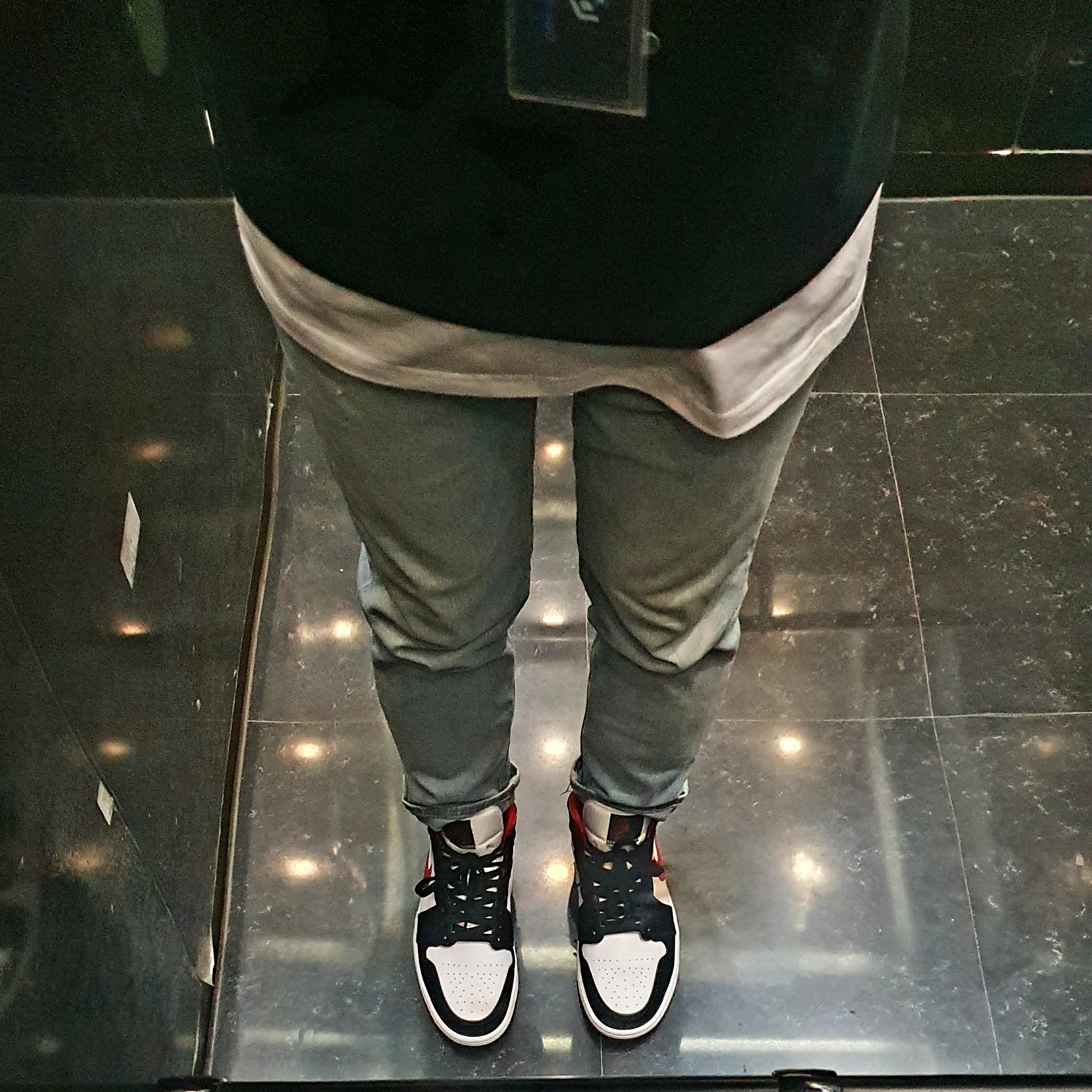 Jordan 1 Mid Gym Red Black White 착용 스타일 - 4