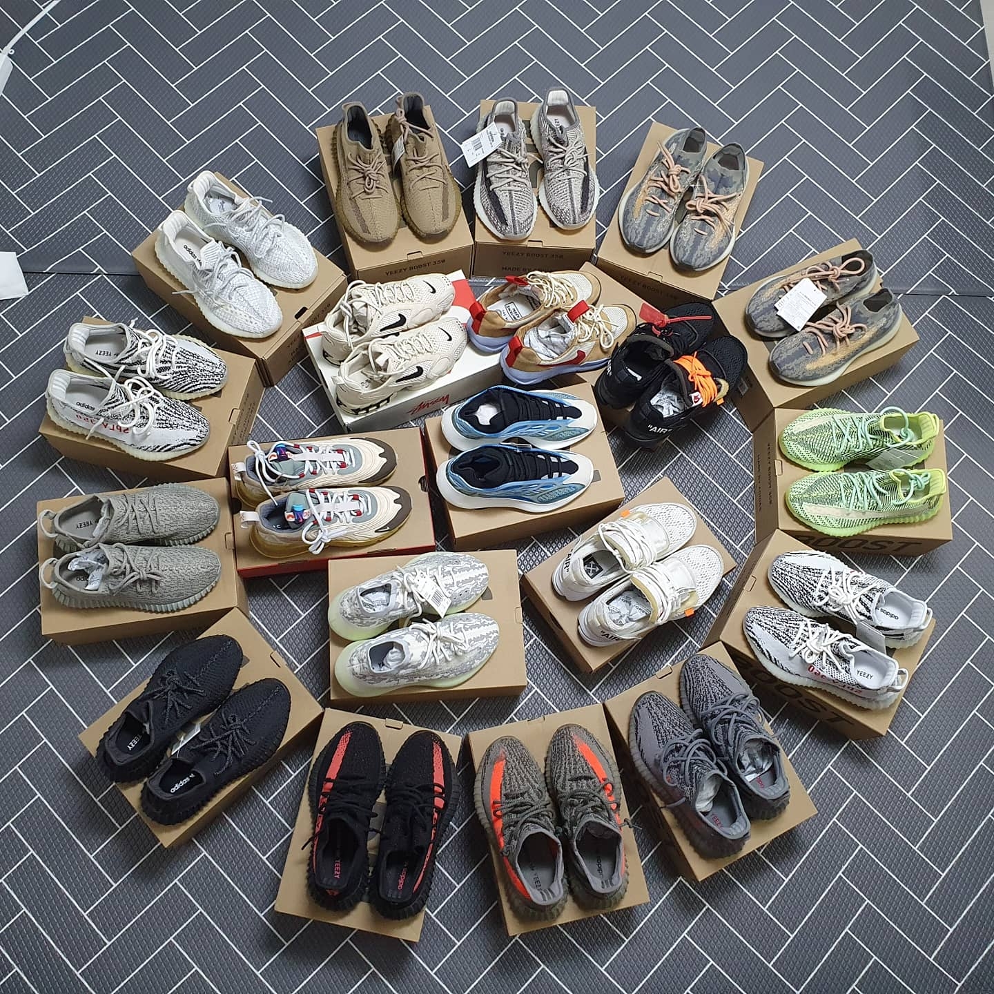 Adidas Yeezy Boost 350 V2 Zebra 2017/2019/2020, Nike x Travis Scott Air Max 270 React Cactus Trails 착용 스타일