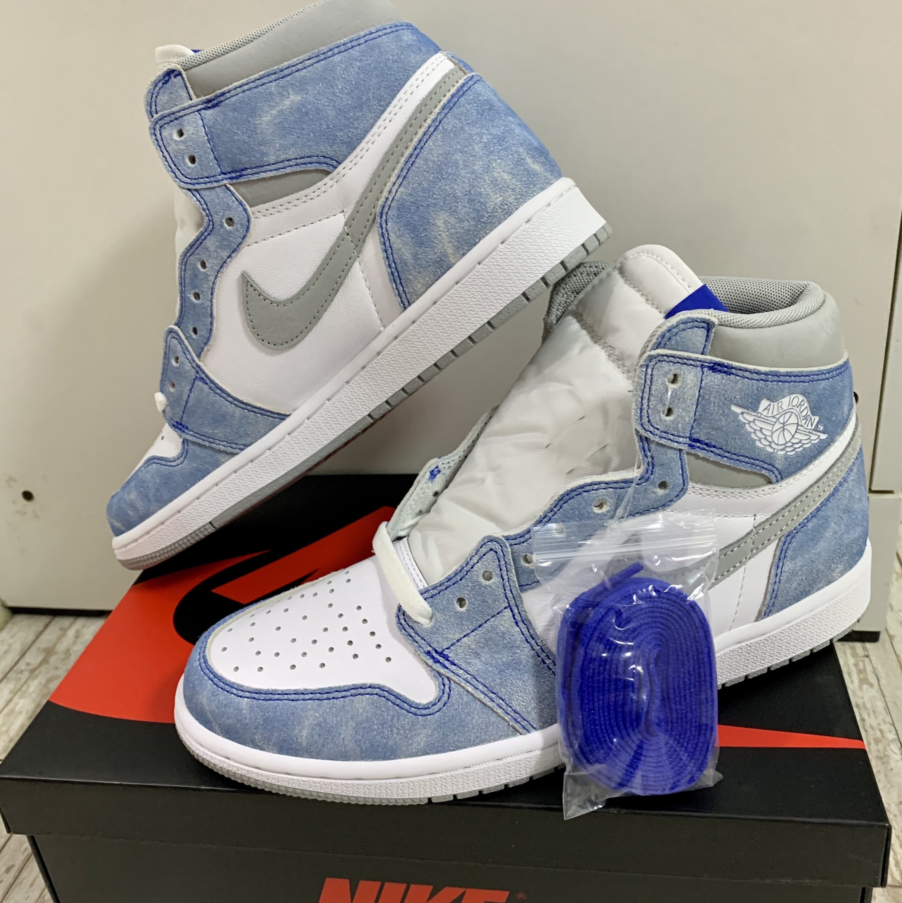 Jordan 1 Retro High OG Hyper Royal 착용 스타일