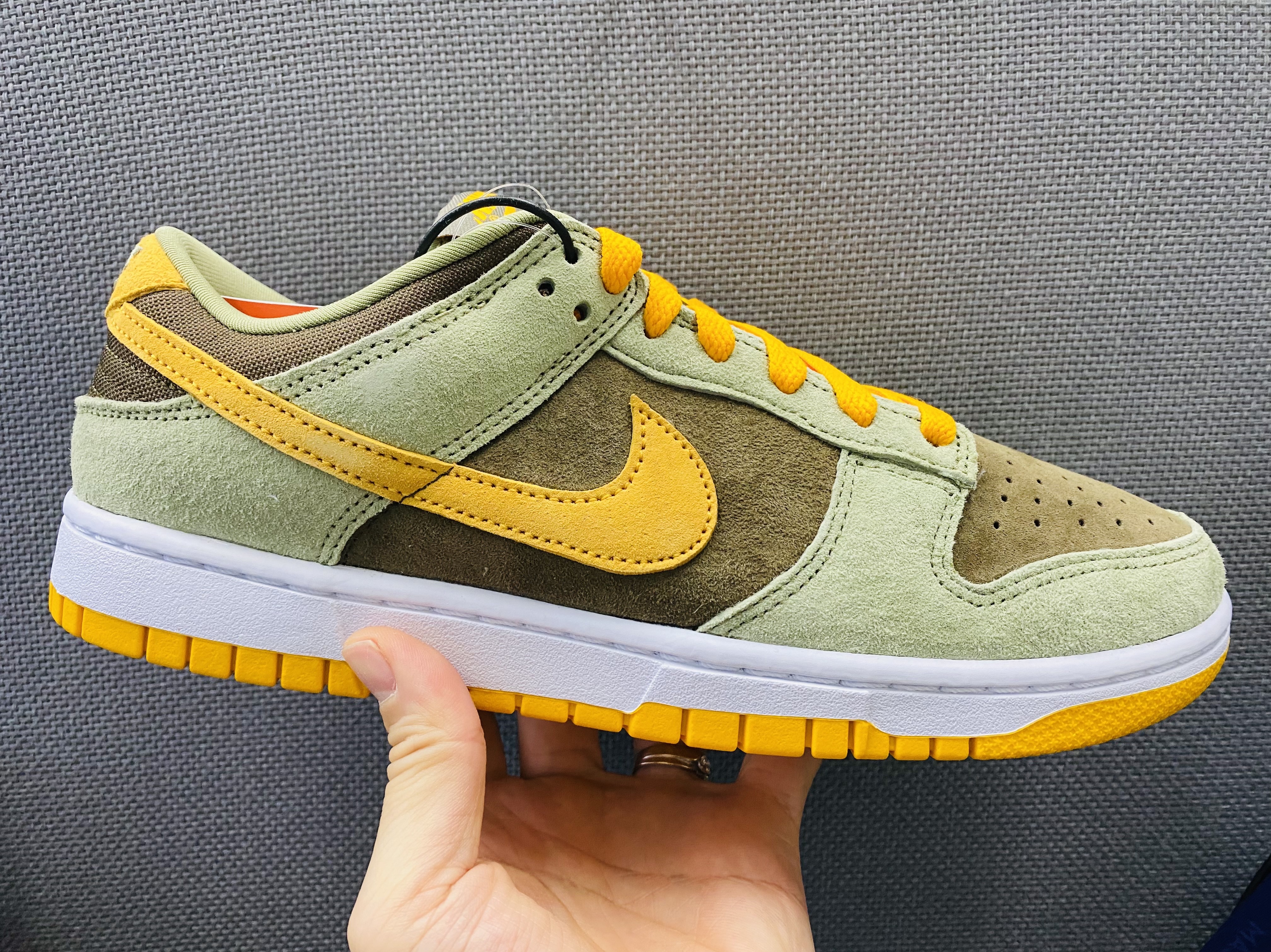 Nike Dunk Low SE Dusty Olive 착용 스타일 - 1