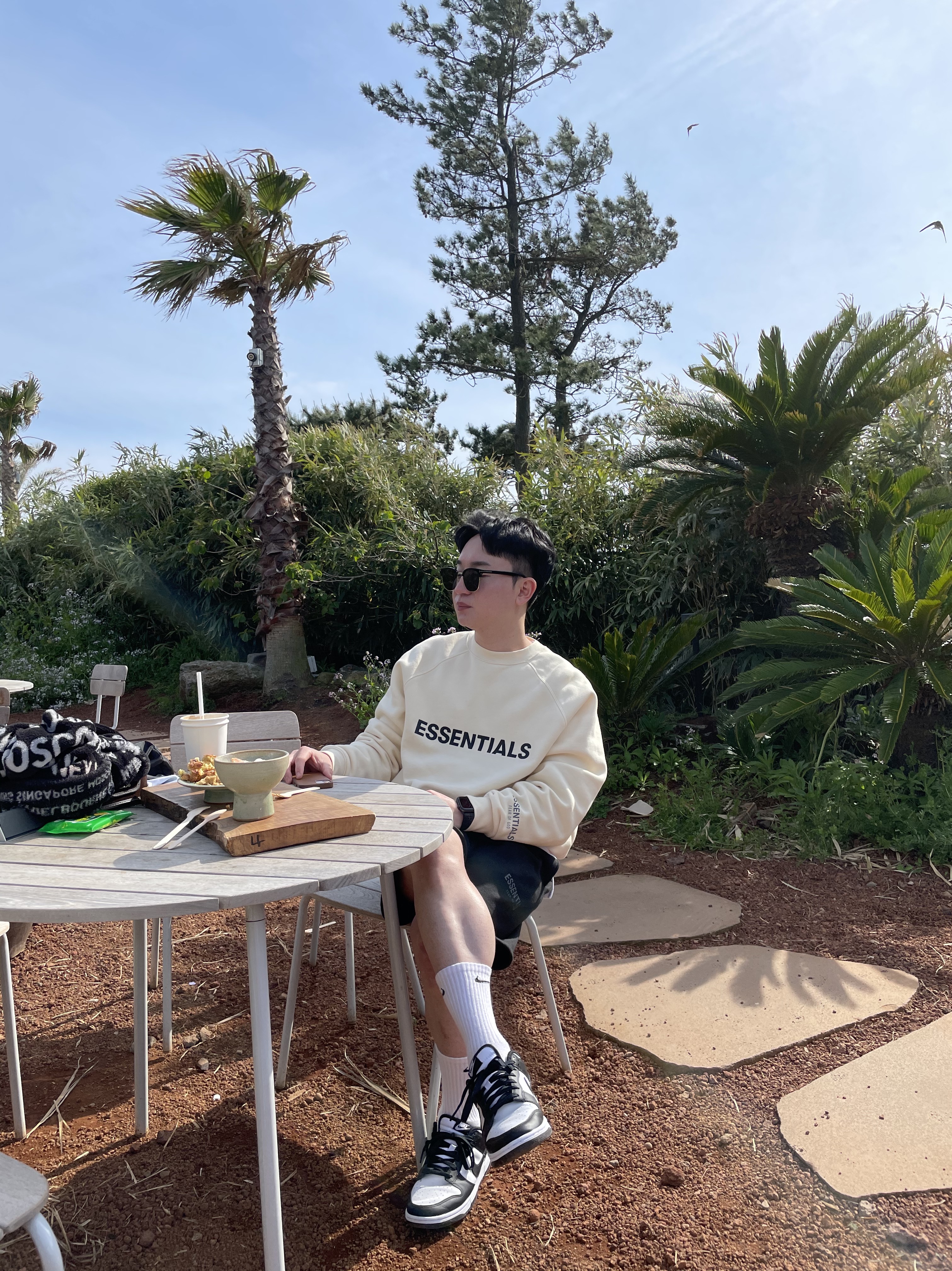 Essentials Sweatshorts Black 2020, Essentials 3D Silicon Applique Crewneck Buttercream 2020 착용 스타일 - 2