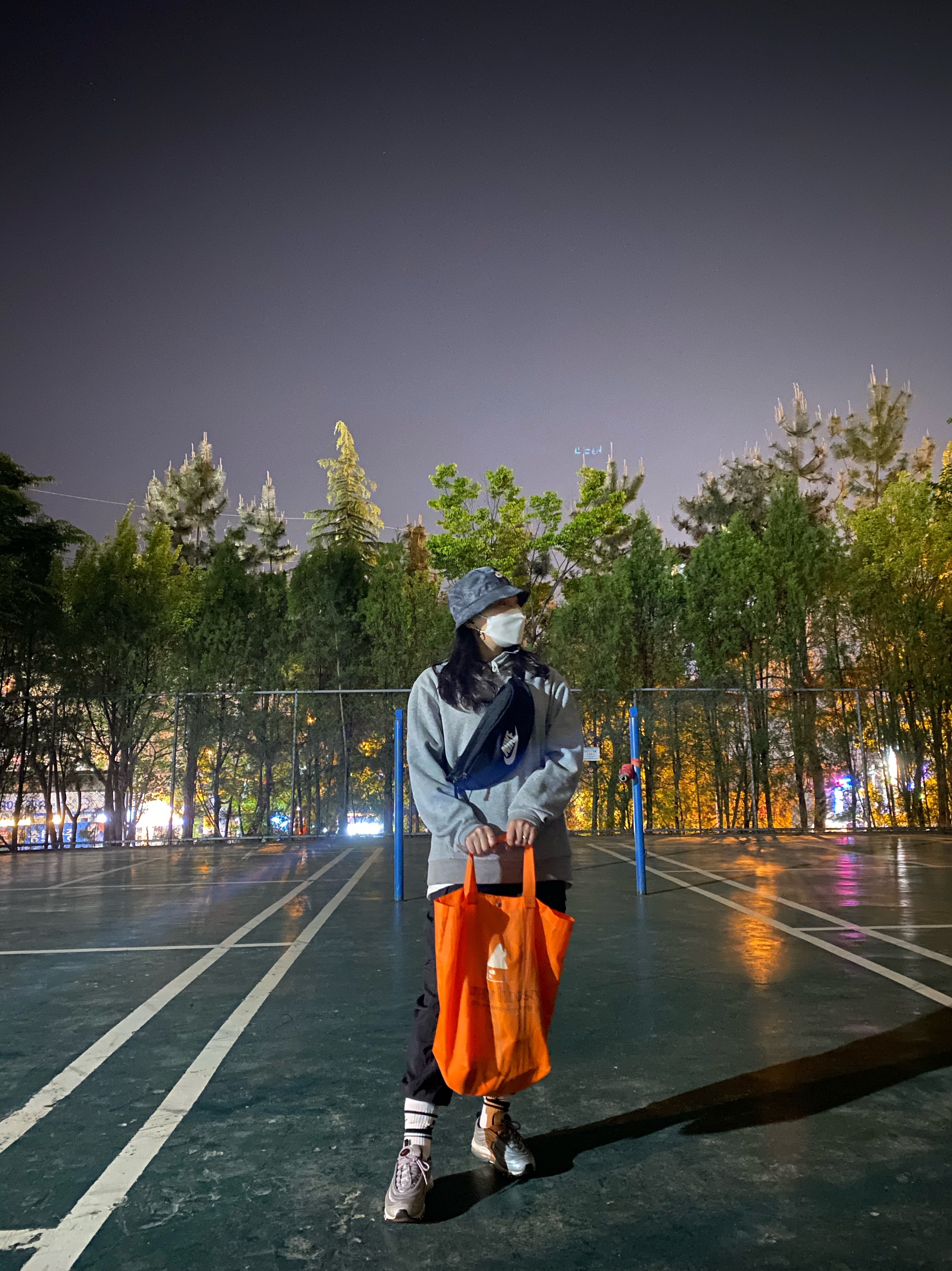 Nike Air Max 97 G Silver Bullet, Nike Bucket Futura Tie-Dye Black 착용 스타일 - 4