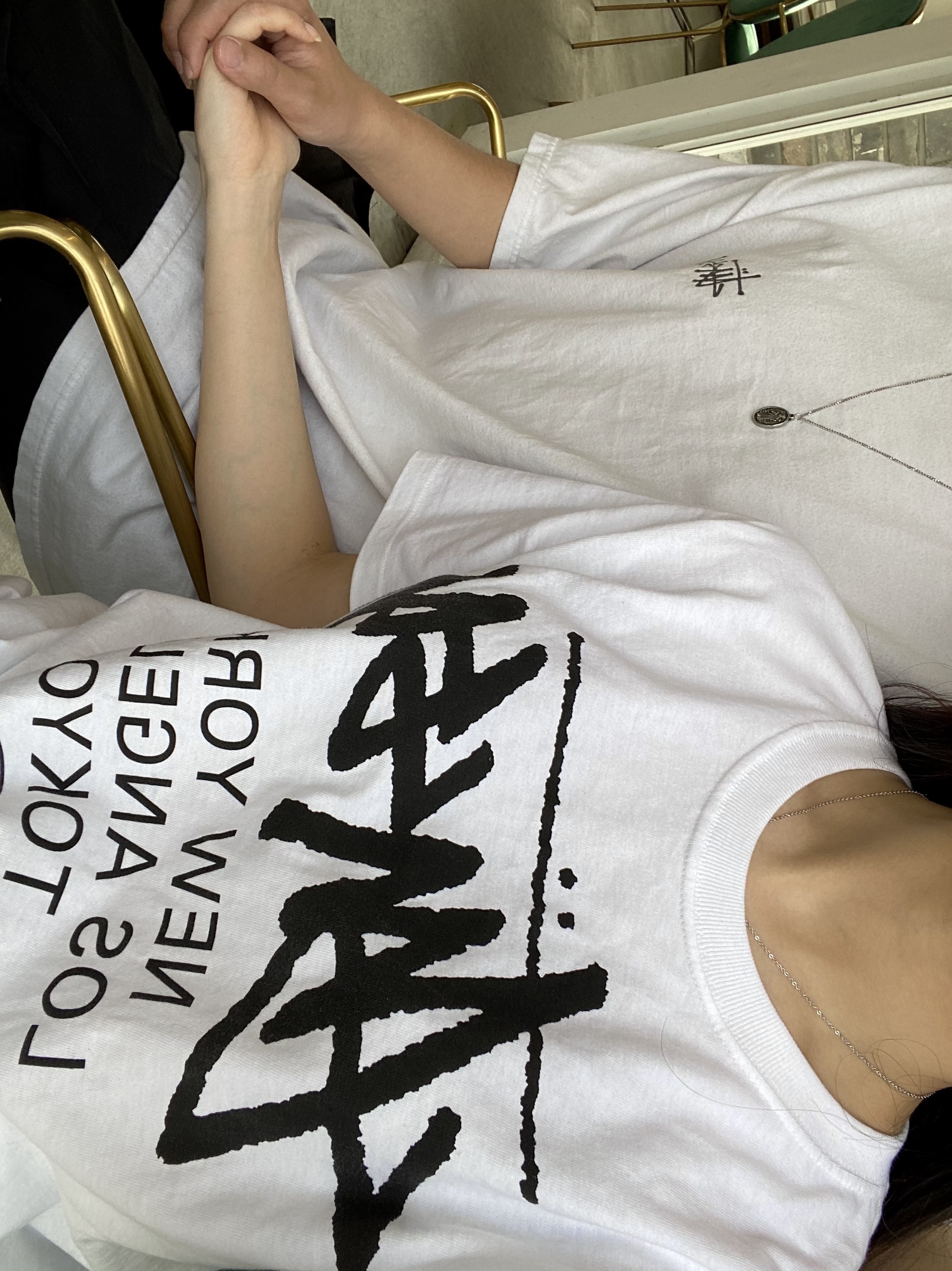 (W) Nike Dunk Low Photon Dust, Stussy World Tour T-Shirt White 2024,2025 착용 스타일 - 3