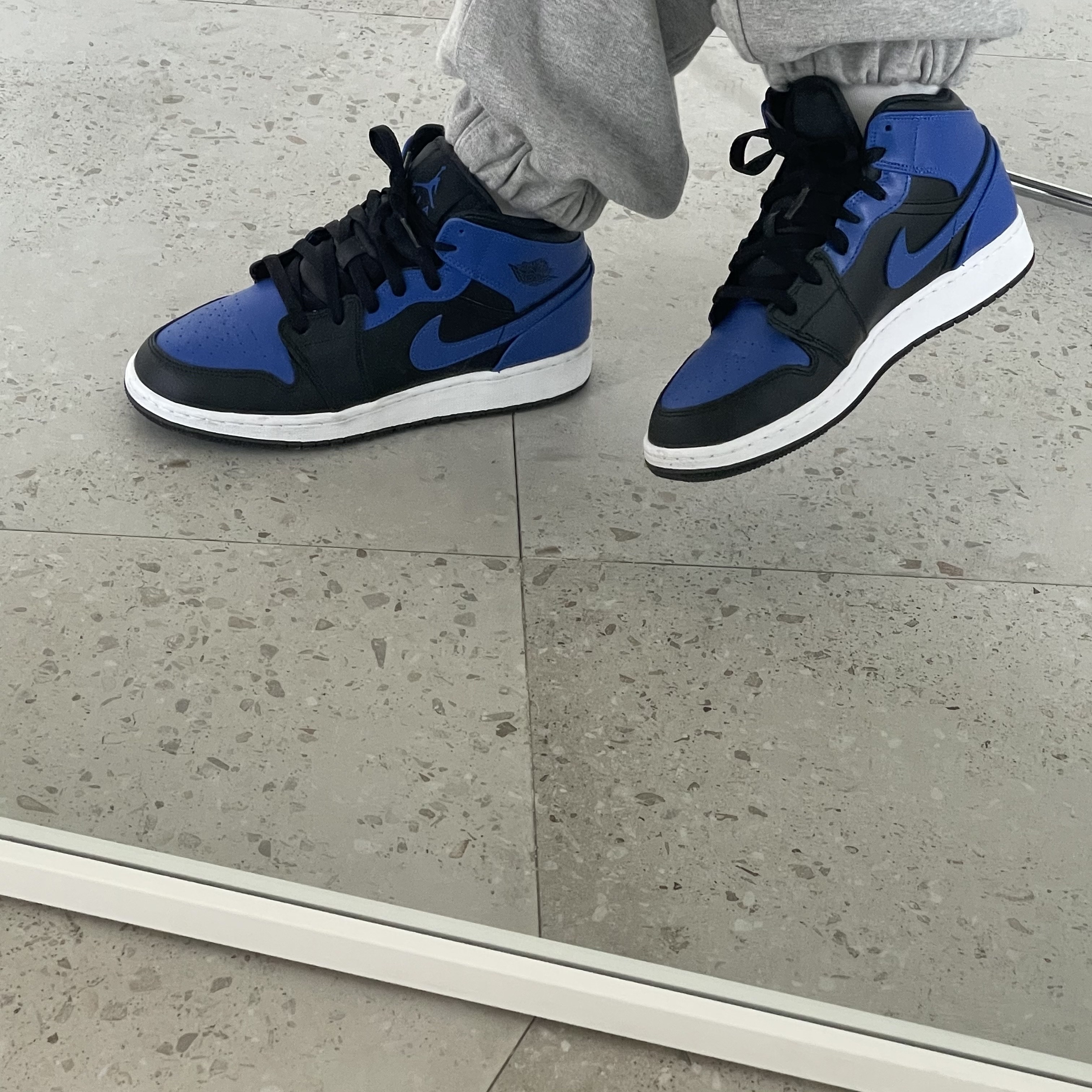 Jordan 1 Mid Black Hyper Royal, (GS) Jordan 1 Mid Black Hyper Royal 착용 스타일 - 4