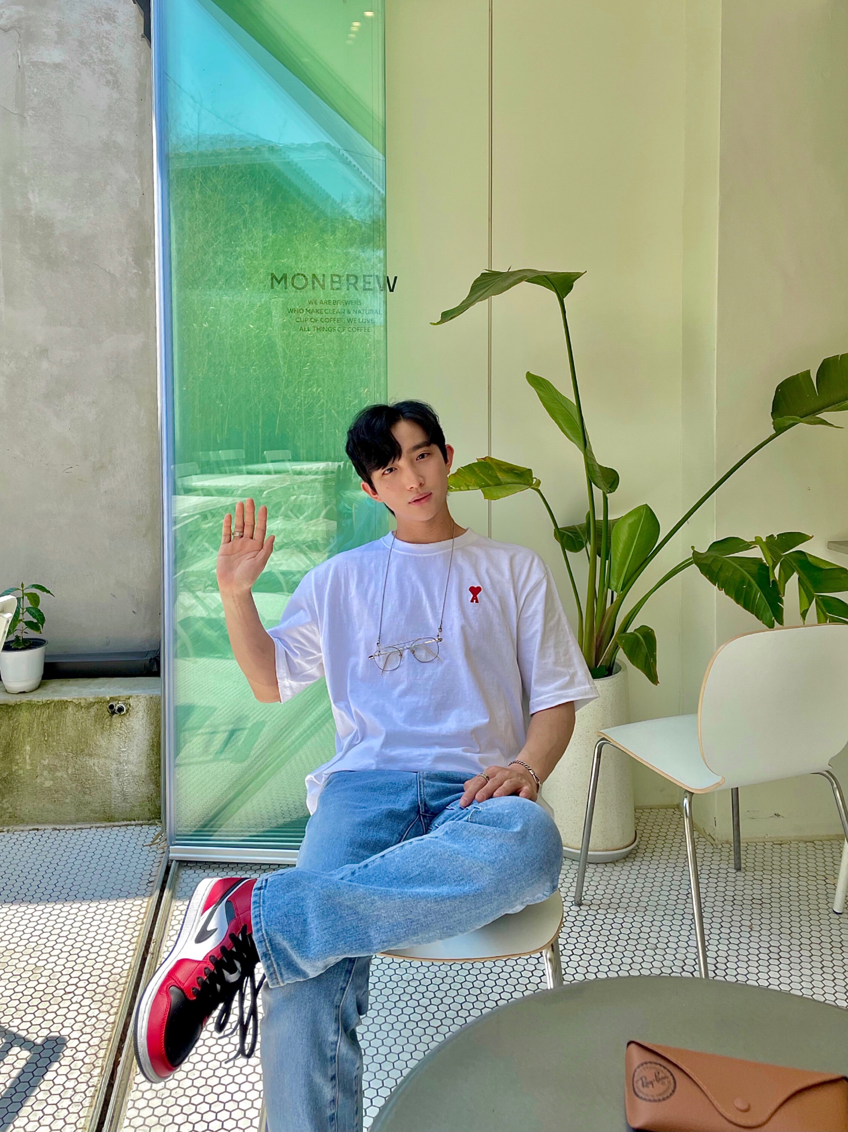 AMI de Coeur T-Shirt White Blanc, Jordan 1 Mid Chicago Black Toe 착용 스타일