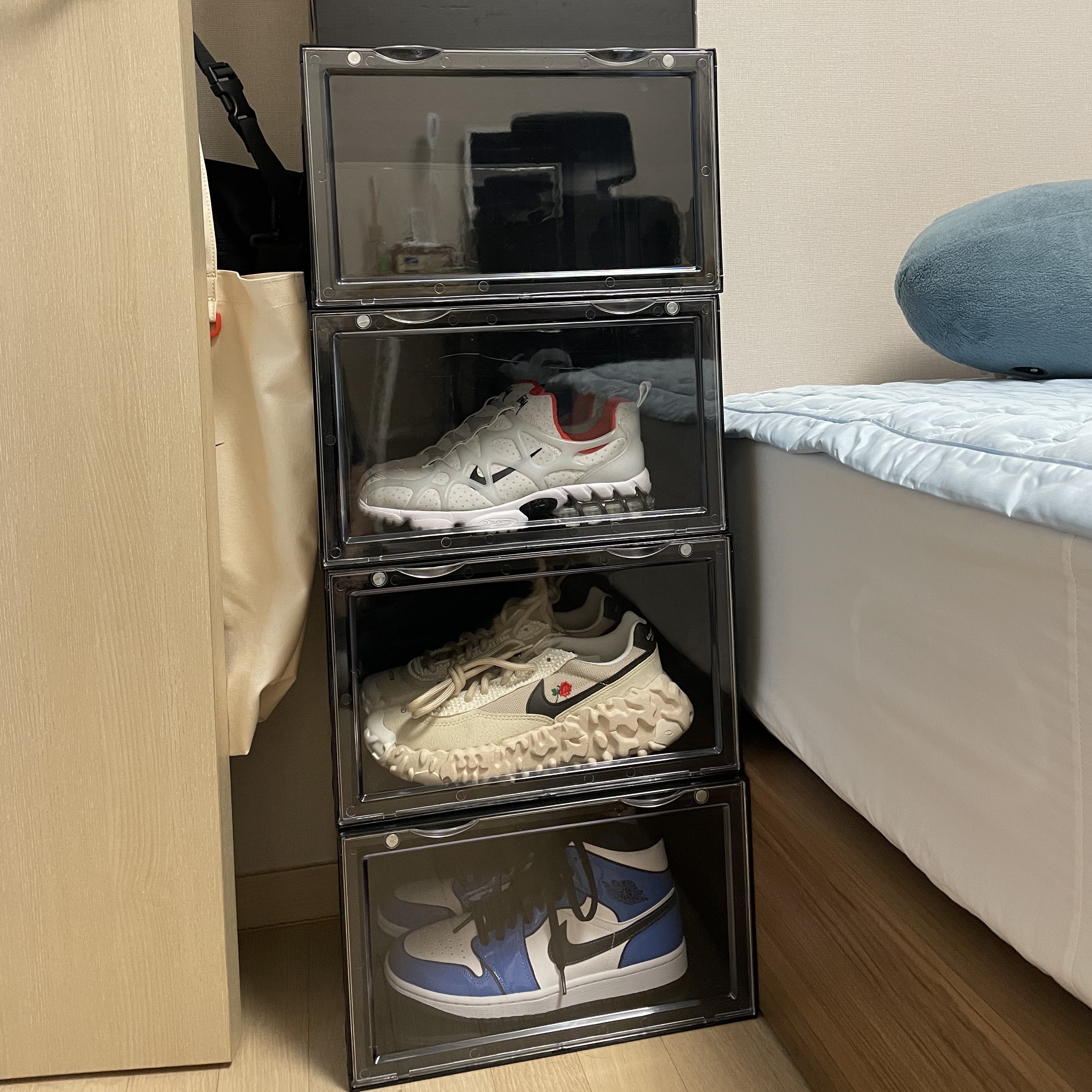 Jordan 1 Mid SE Signal Blue, Nike x Stussy Air Zoom Spiridon Kukini White 착용 스타일