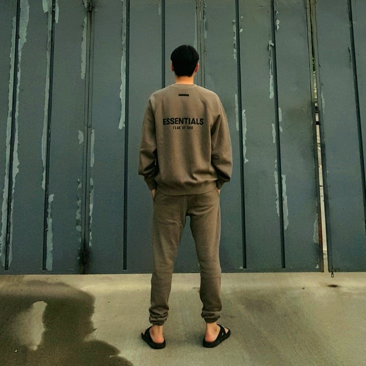 Essentials Pull-Over Crewneck Sweatshirt Taupe - 21SS, Essentials Sweatpants Taupe - 21SS 착용 스타일