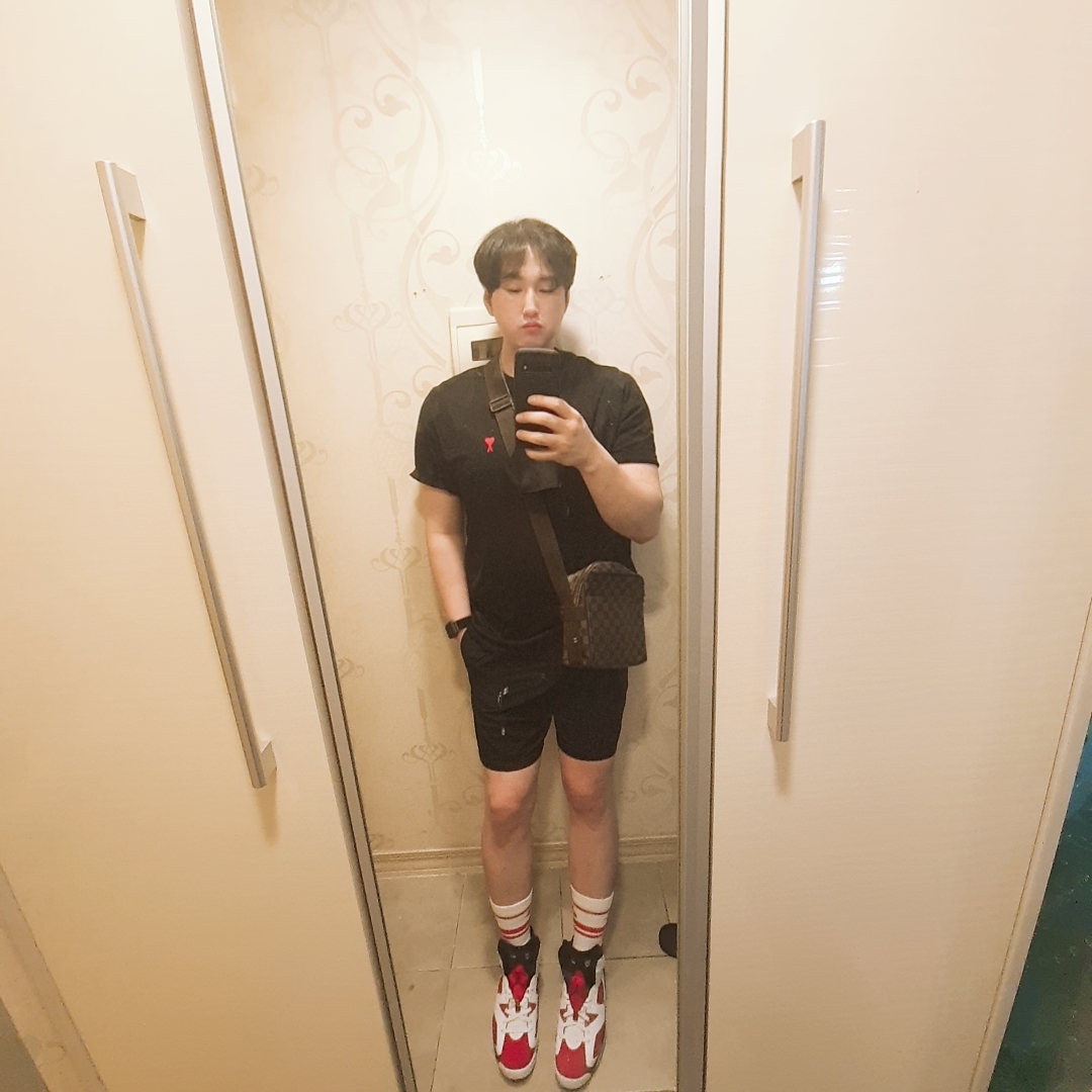 AMI de Coeur T-Shirt Black, AMI de Coeur Swim Shorts Black 착용 스타일 - 3